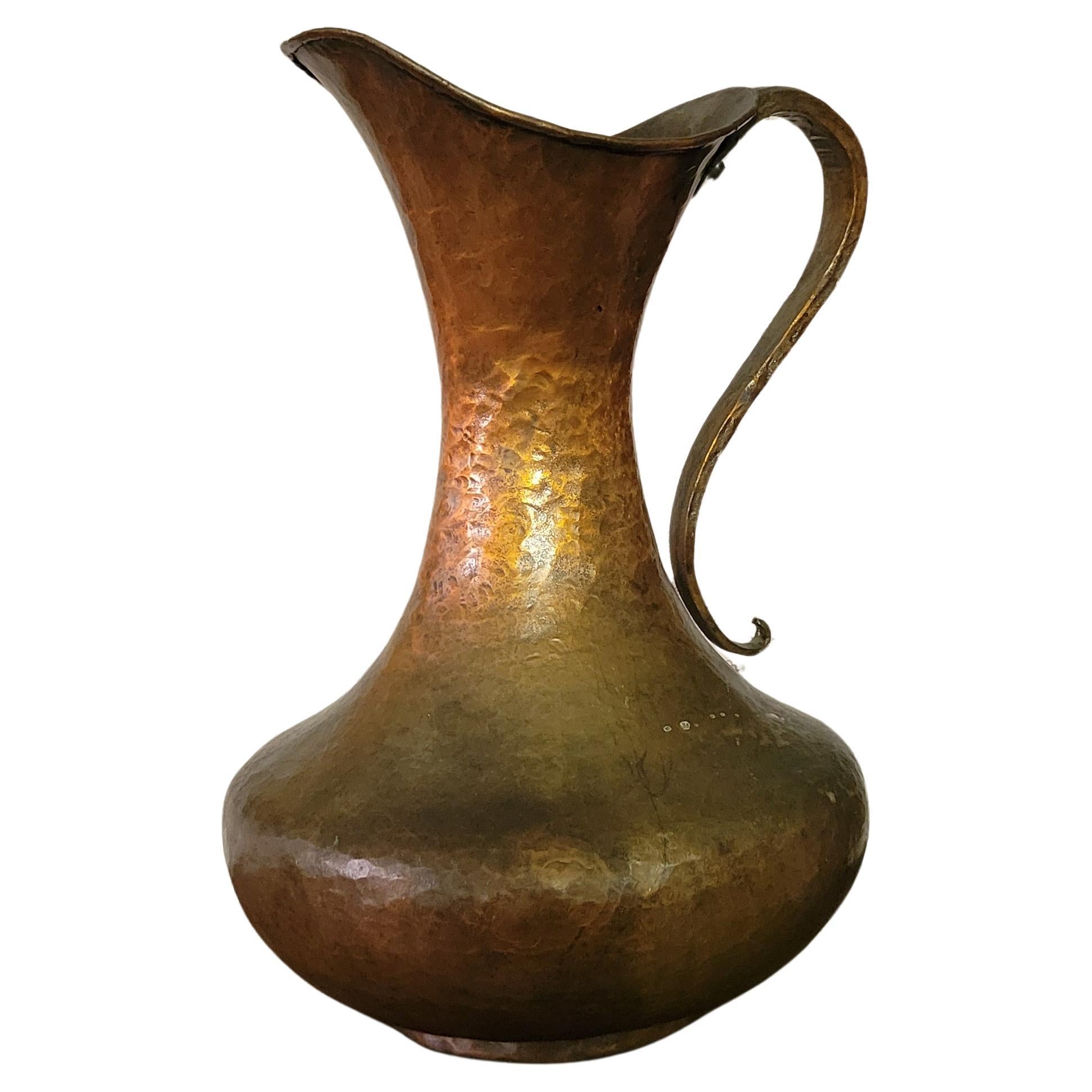Jarra antigua de cobre martillado a mano - 13" de altura en venta