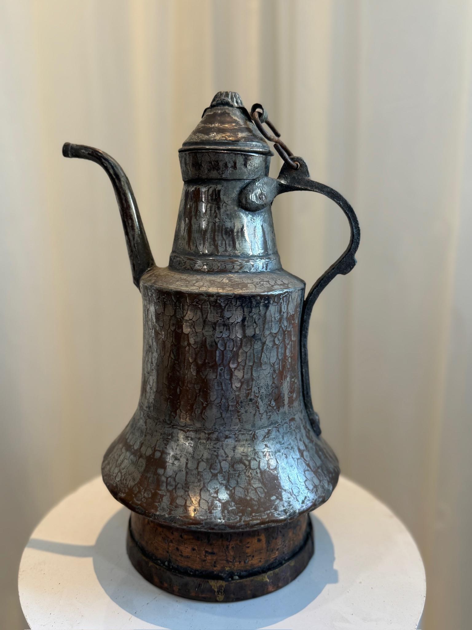 Rustique Ancienne cafetière Dallah du Moyen-Orient martelée à la main en vente