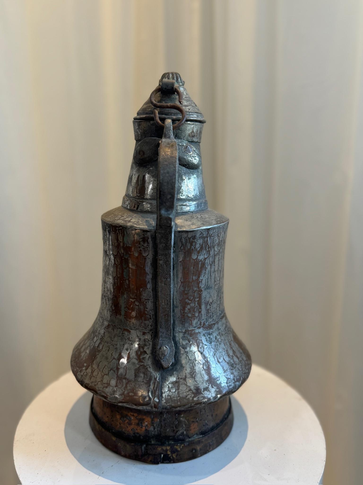 Asiatique Ancienne cafetière Dallah du Moyen-Orient martelée à la main en vente
