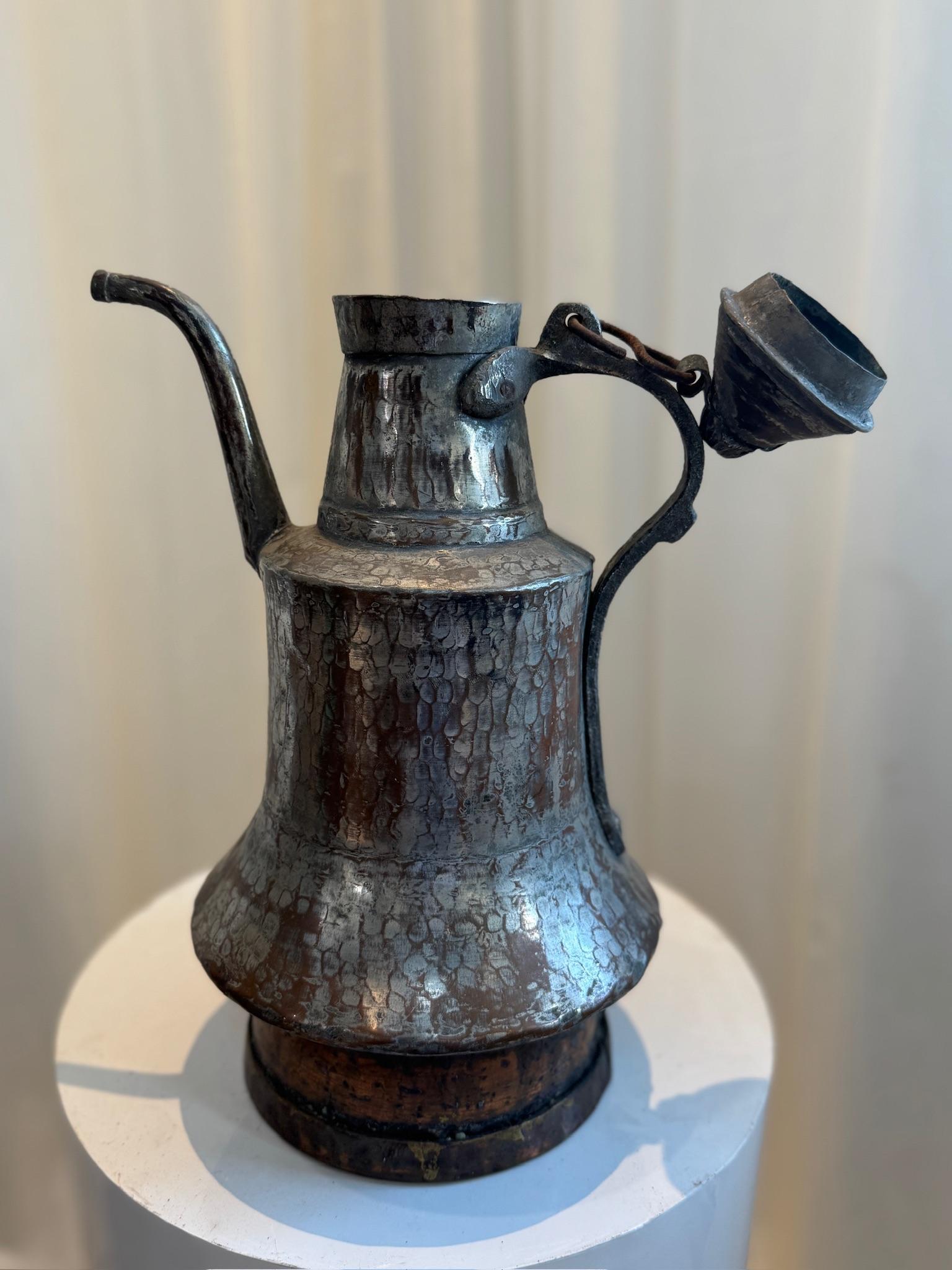 Martelé Ancienne cafetière Dallah du Moyen-Orient martelée à la main en vente