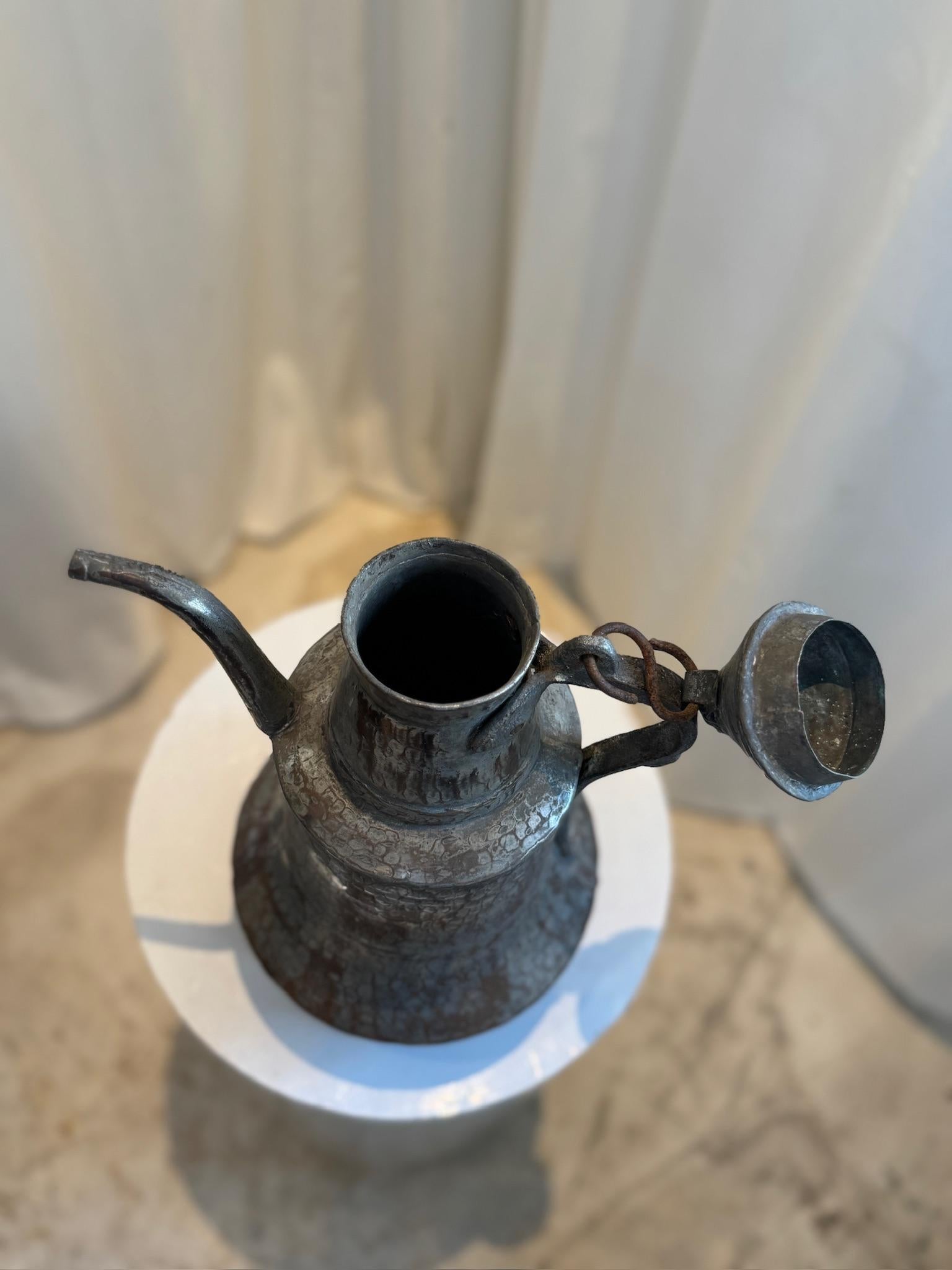 Ancienne cafetière Dallah du Moyen-Orient martelée à la main Bon état - En vente à West Hollywood, CA