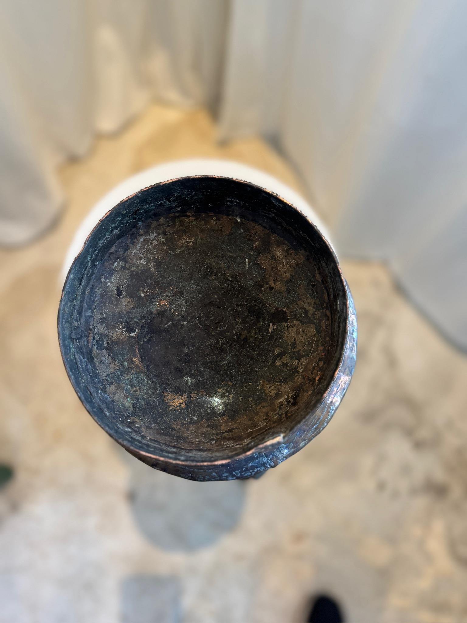 20ième siècle Ancienne cafetière Dallah du Moyen-Orient martelée à la main en vente