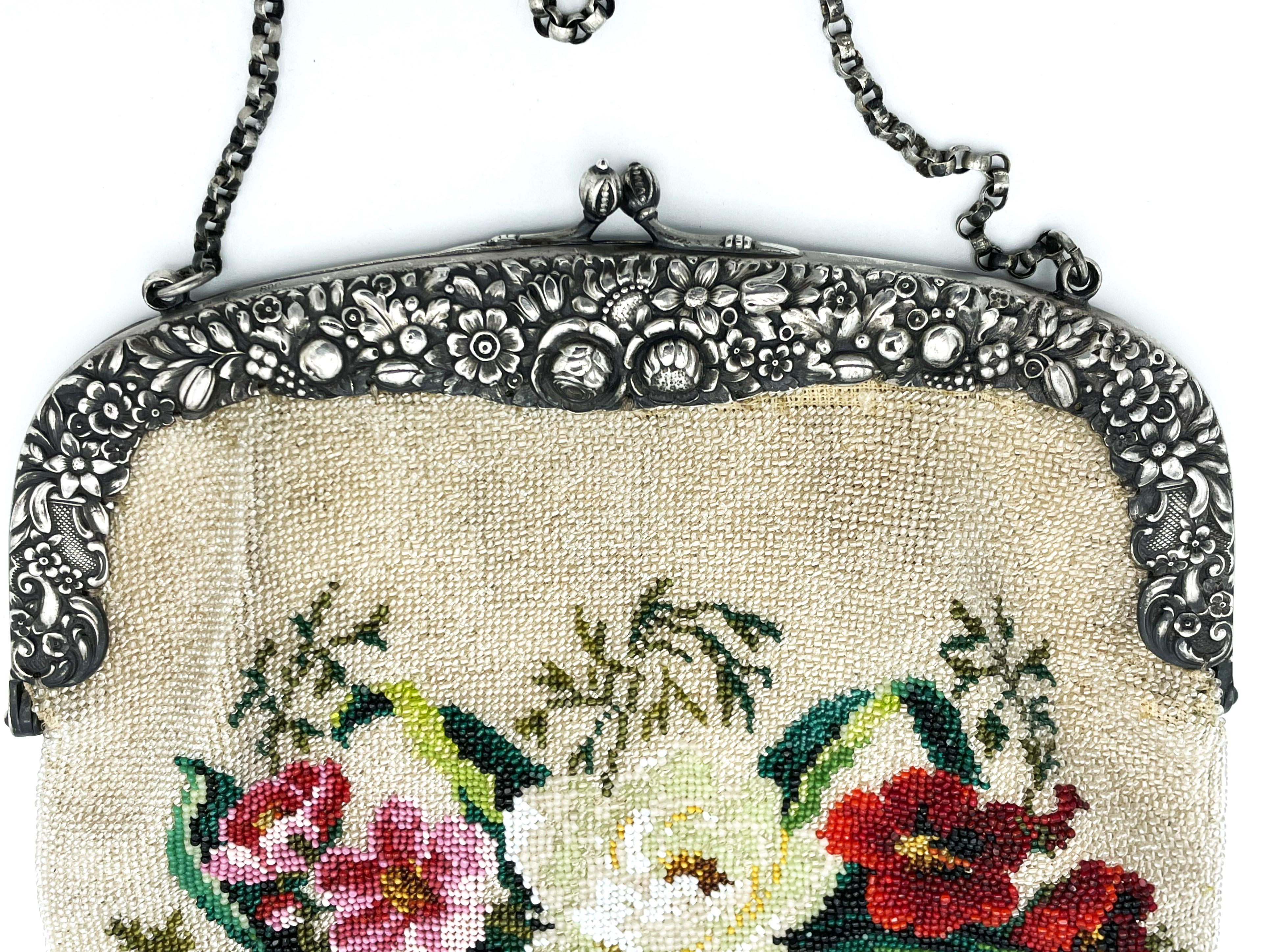 Antique hand-knitted beaded bag with hallmarked silver hanger + chain from 1850s In Excellent Condition For Sale In Stuttgart, DE