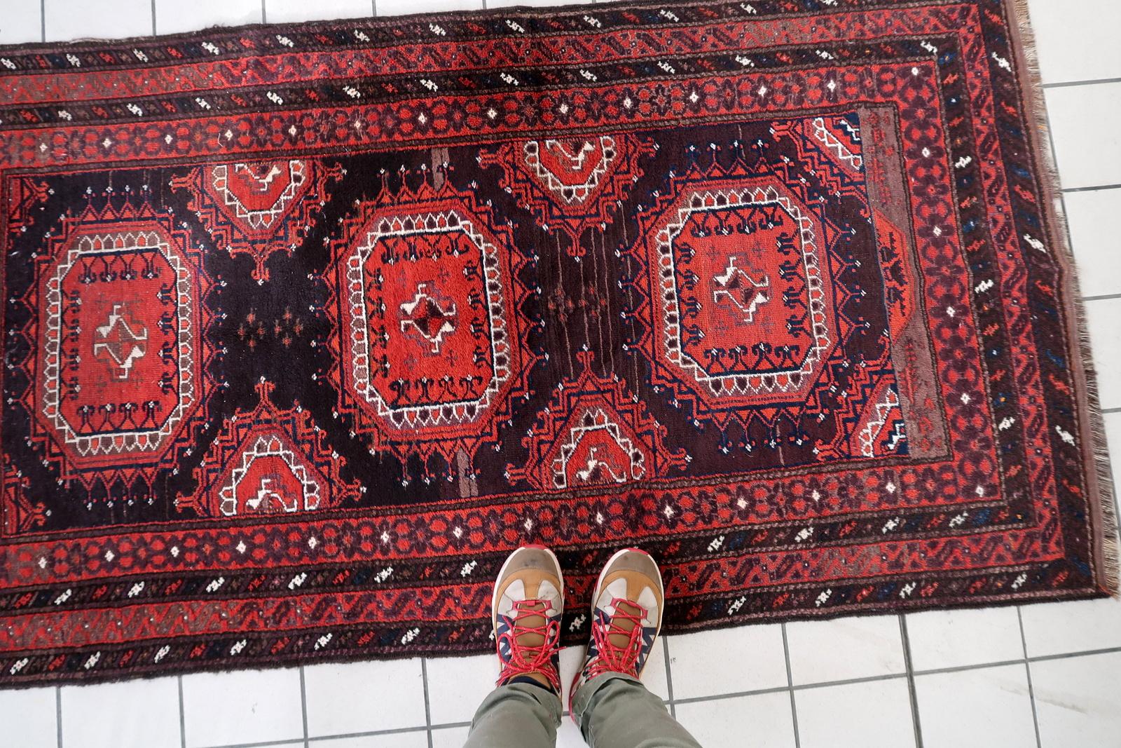 Début du 20ème siècle Antique Tapis Afghan Baluch noué à la main en rouge et marron 3.8' x 6.9' - 1C1195 en vente