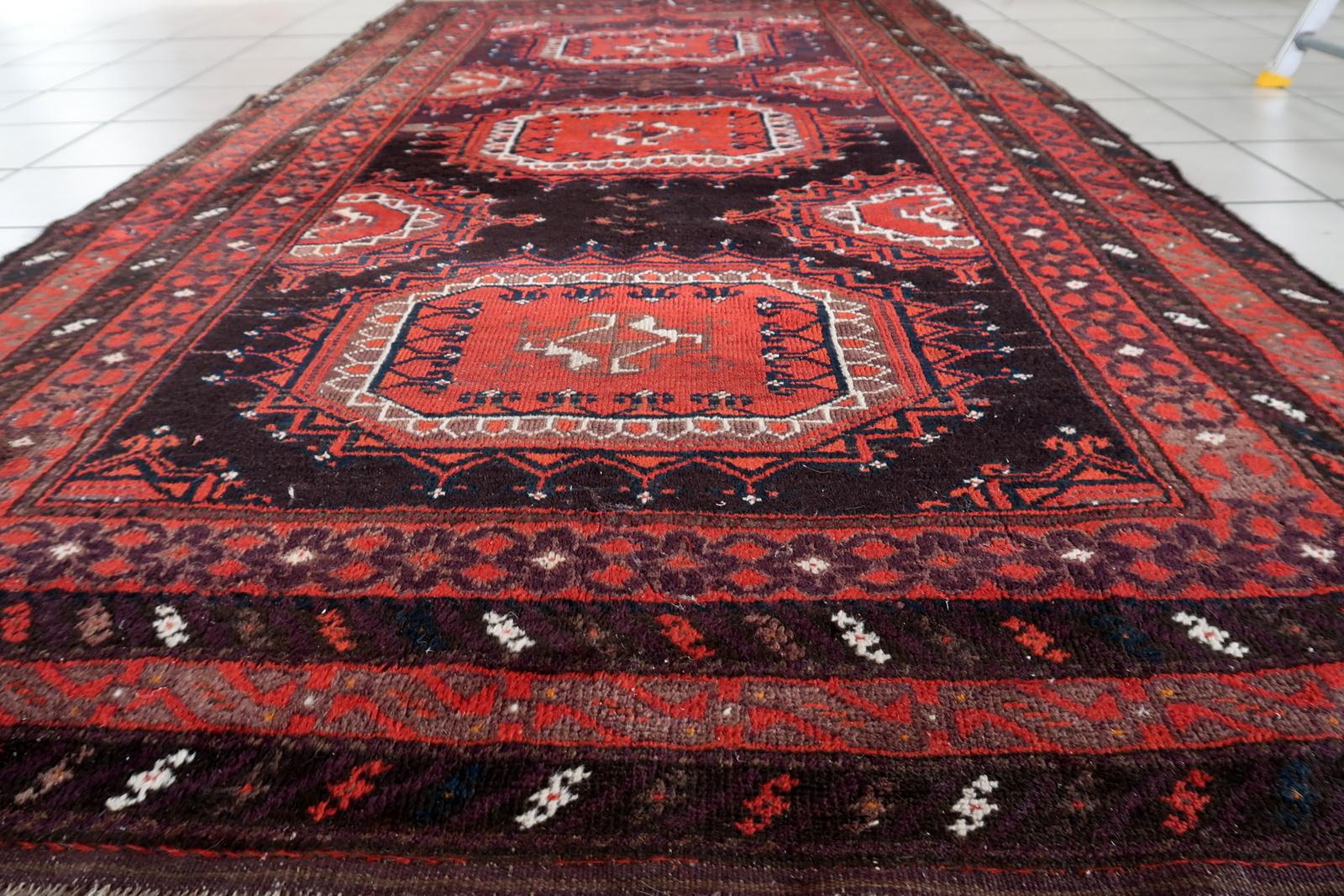 Antique Tapis Afghan Baluch noué à la main en rouge et marron 3.8' x 6.9' - 1C1195 en vente 2