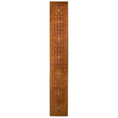 Antiker handgeknüpfter Agra-Läufer Teppich in Beige und Braun mit Blumenmuster von Teppich & Kelim