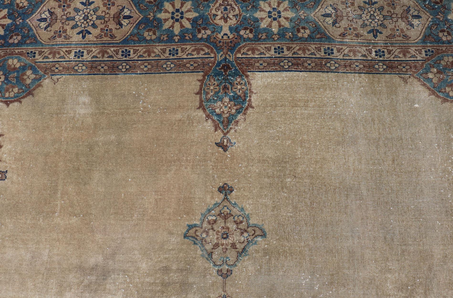 Großer antiker Amritsar-Teppich in Taupe, Brown und Blau 12' X 15' (20. Jahrhundert) im Angebot