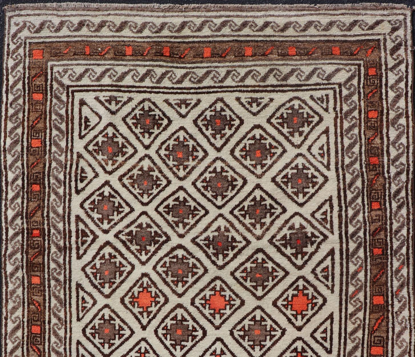 Antiker handgeknüpfter Baluch-Stammesteppich mit geometrischem All-Over-Diamant-Design (Stammeskunst) im Angebot
