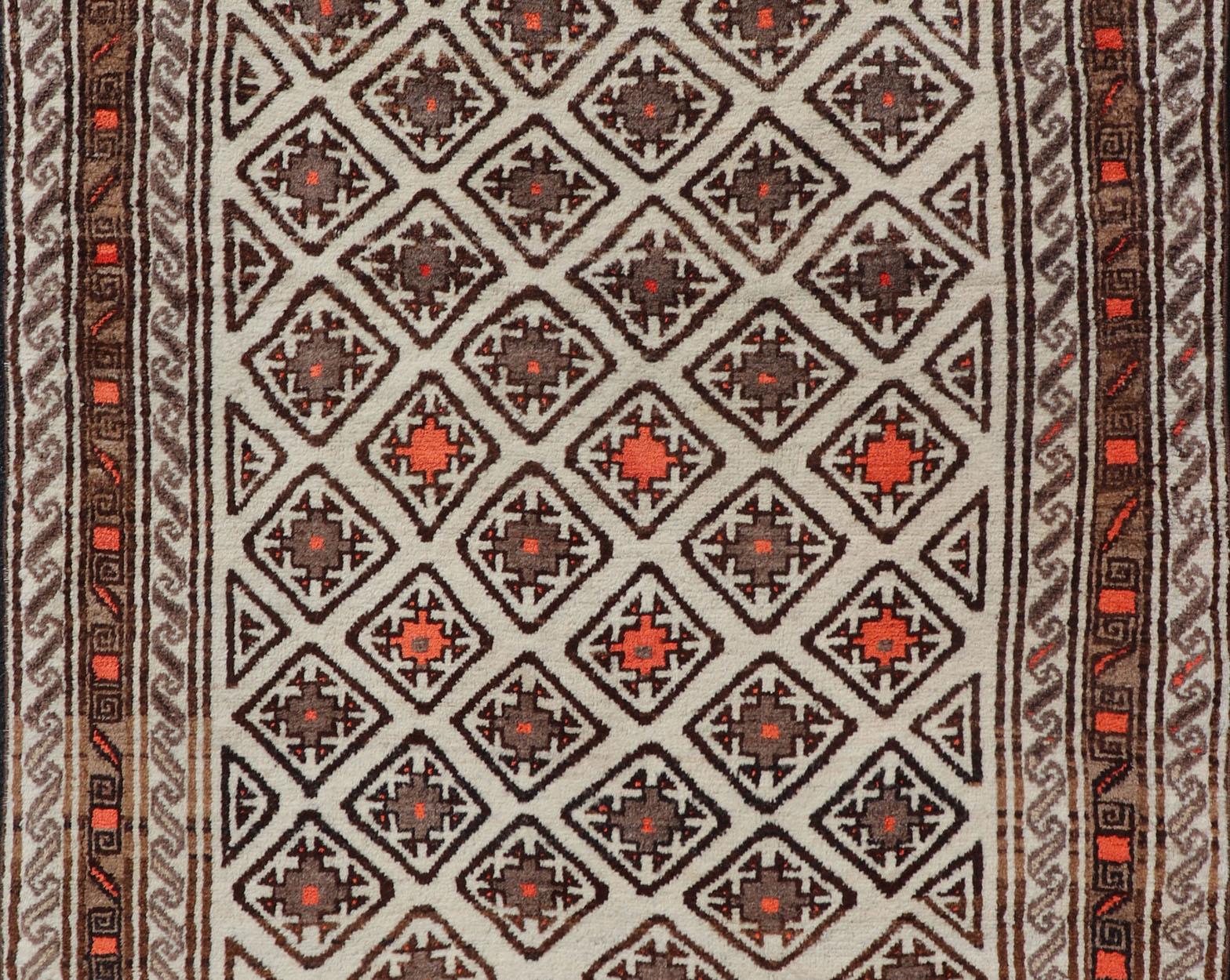 Antiker handgeknüpfter Baluch-Stammesteppich mit geometrischem All-Over-Diamant-Design (Turkestan) im Angebot