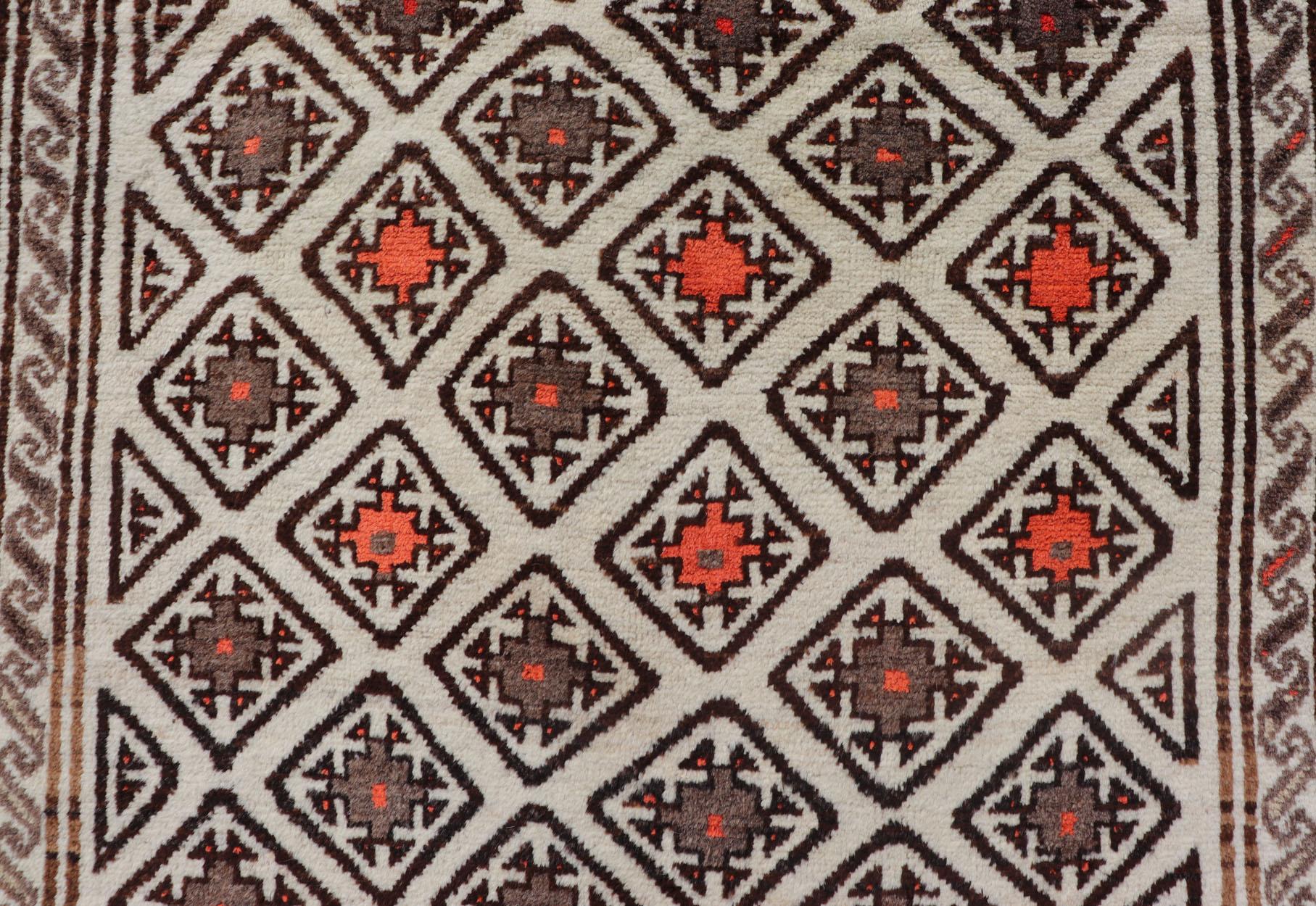 Antiker handgeknüpfter Baluch-Stammesteppich mit geometrischem All-Over-Diamant-Design (Wolle) im Angebot