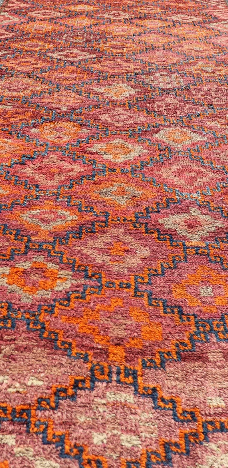 Antiker handgeknüpfter Baluch Tribal-Läufer mit geometrischem Diamant-Design, antik im Zustand „Hervorragend“ im Angebot in Atlanta, GA