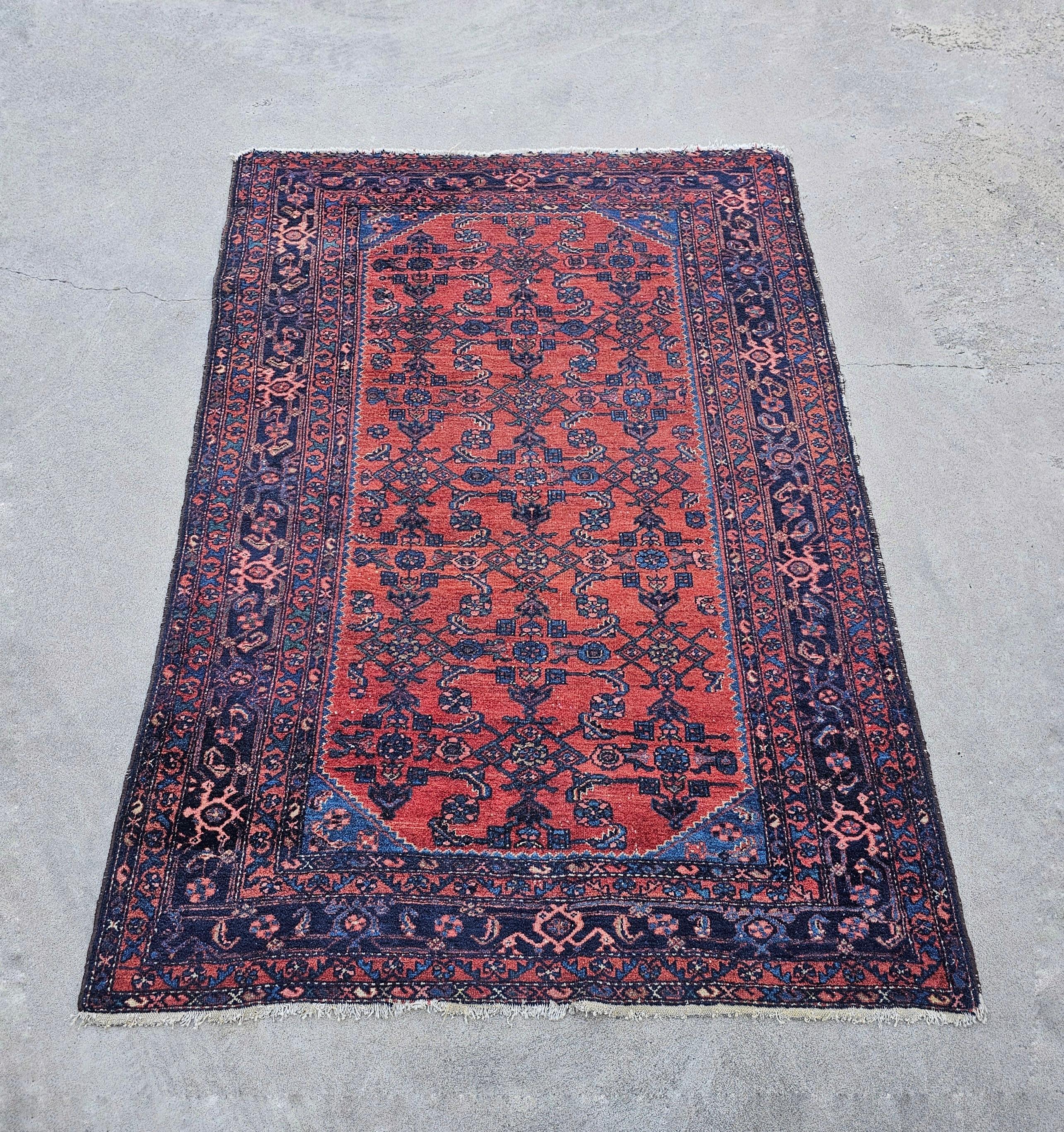 In diesem Angebot finden Sie einen antiken Belutsch-Teppich mit schönen floralen Mustern und leuchtenden Farben. Er wurde Ende des 19. Jahrhunderts handgeknüpft. Der Teppich ist aus 100 % Wolle gefertigt.

Der Teppich ist in einem guten antiken
