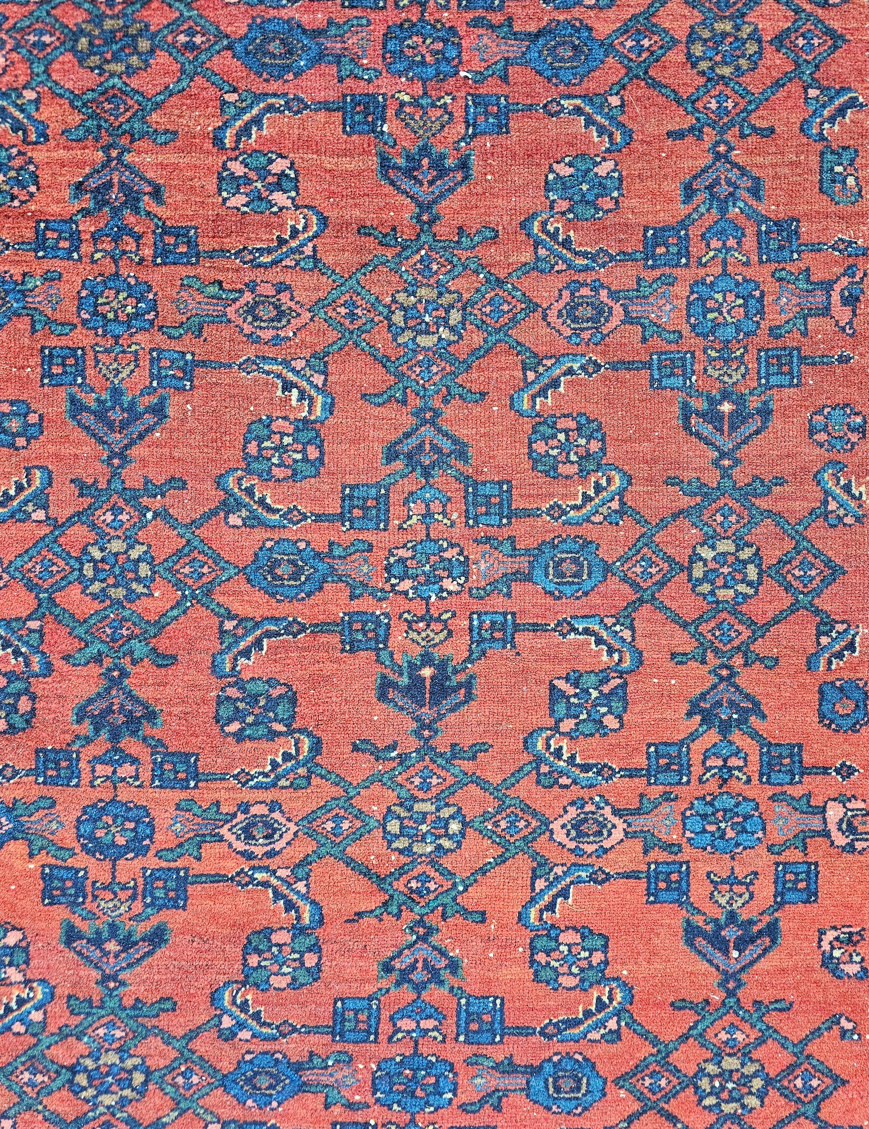 Antique Hand-Knotted Baluch Woolen Rug // Made in the end of 19th century In Fair Condition For Sale In Beograd, RS
