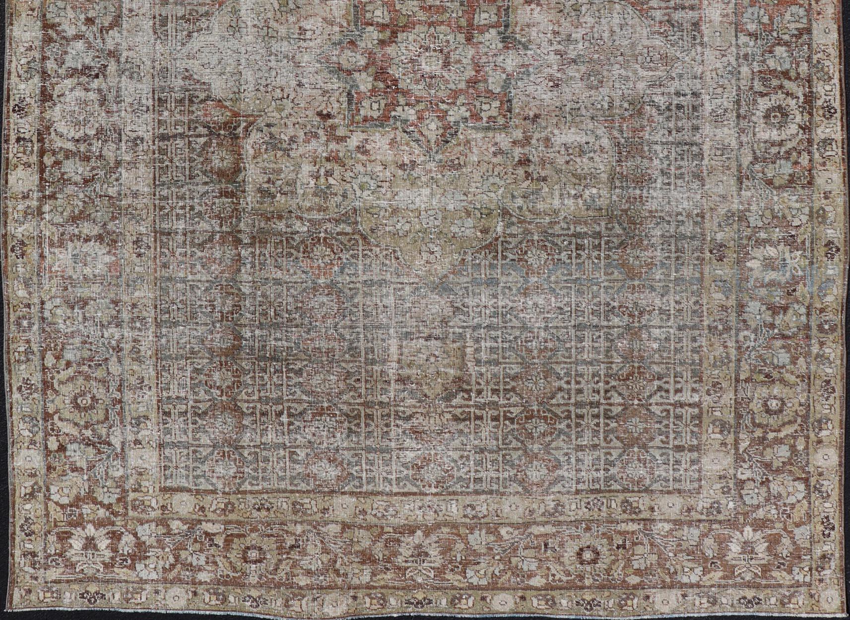 Ancien tapis persan Mahal vieilli noué à la main en laine avec motif de médaillon en vente 3