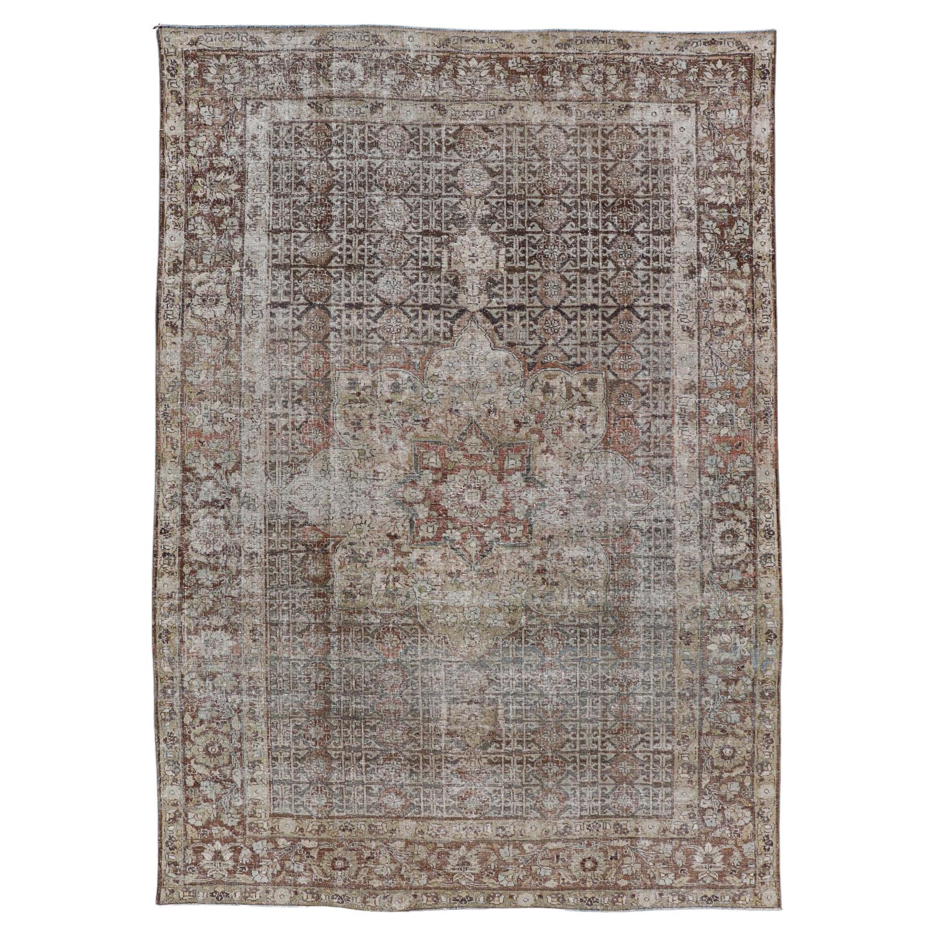 Antiker handgeknüpfter persischer Mahal-Teppich aus Wolle im Distressed-Stil mit Medaillon-Design, antik