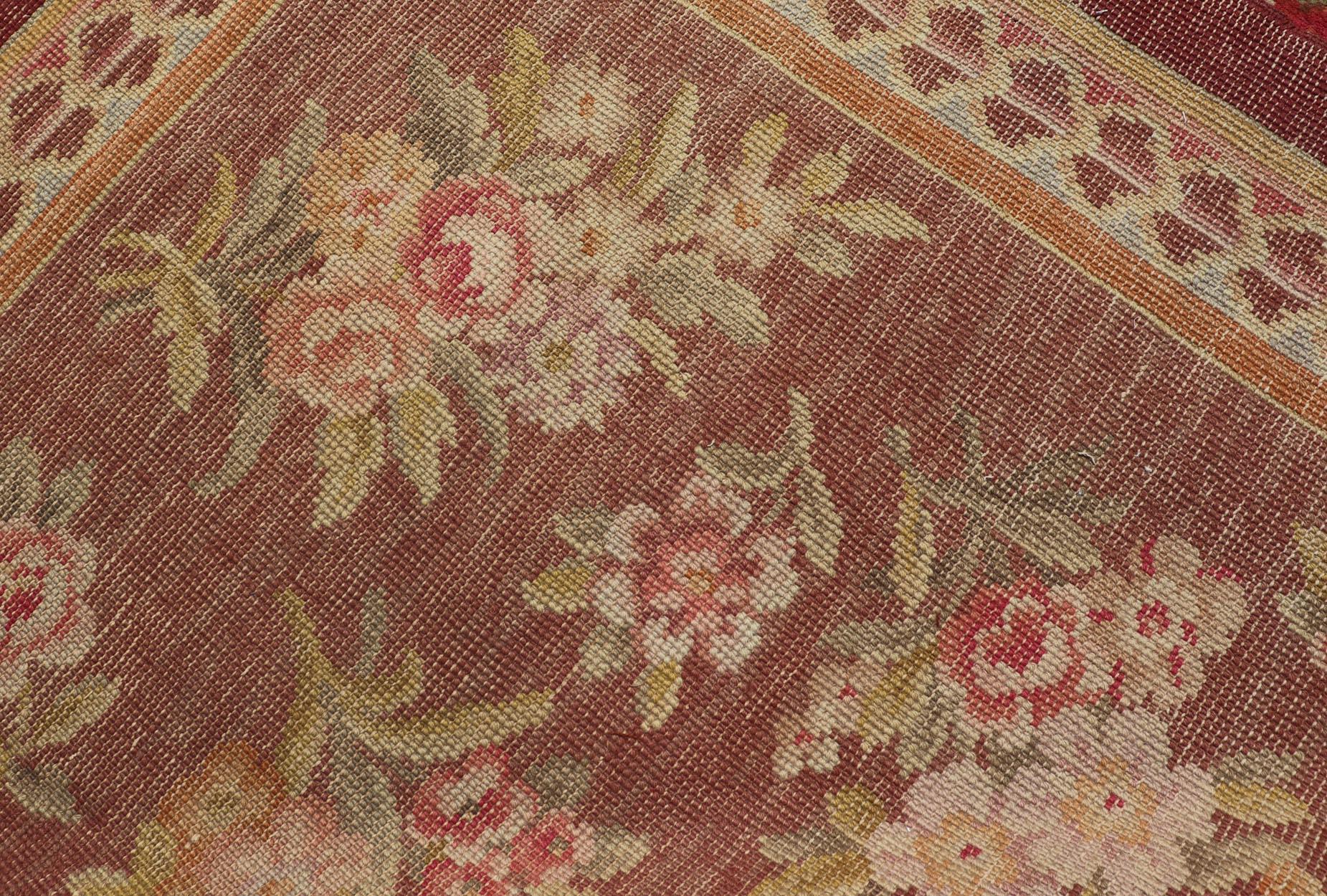 Alfombra Savonnerie Europea Antigua Anudada a Mano en Lana con Diseño Floral siglo XX en venta