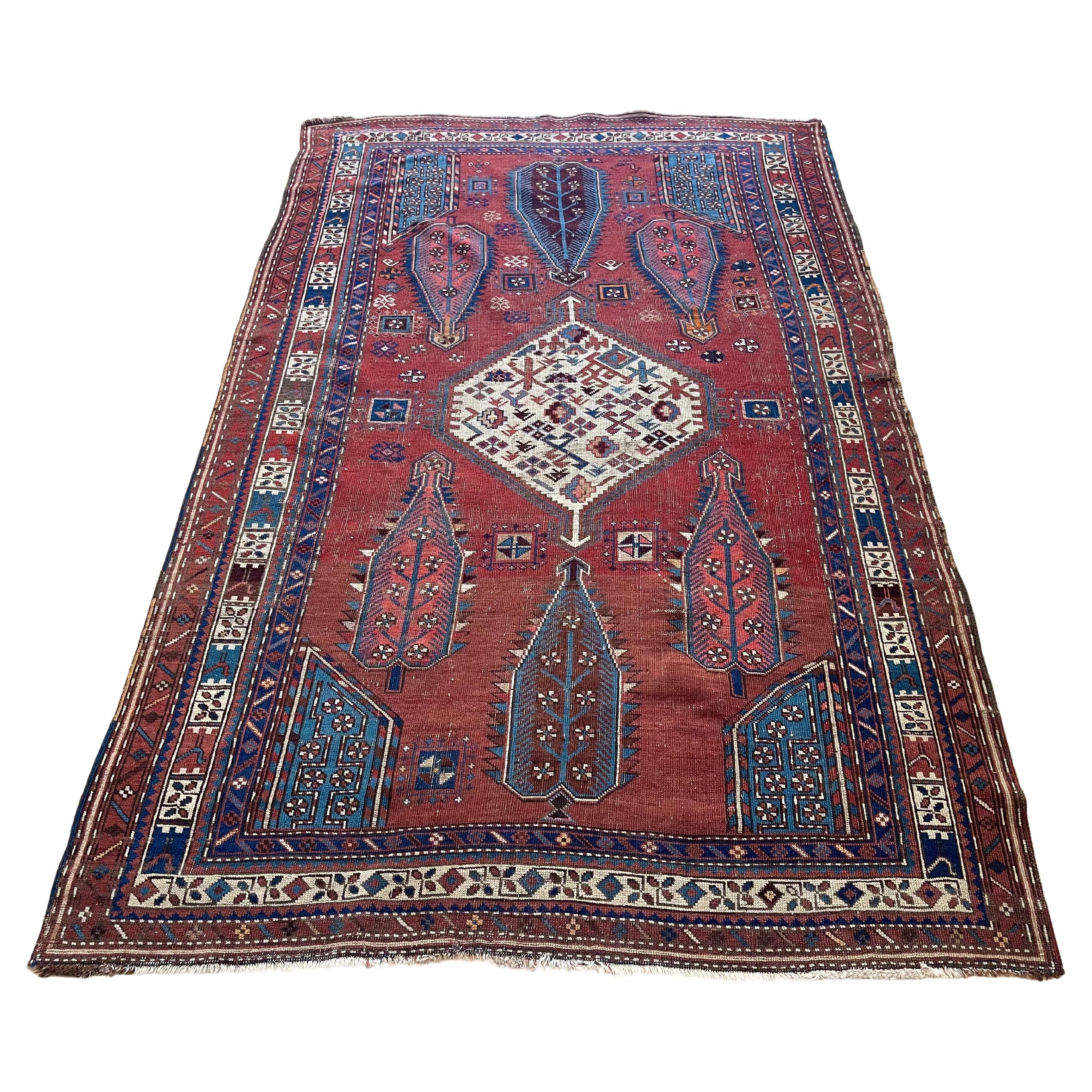 Presentamos una cautivadora alfombra antigua kazaka que muestra un diseño tribal único e intrincado, complementado por una combinación de colores asombrosa y armoniosa. Esta obra maestra, fabricada hacia 1900, refleja la rica herencia y el hábil