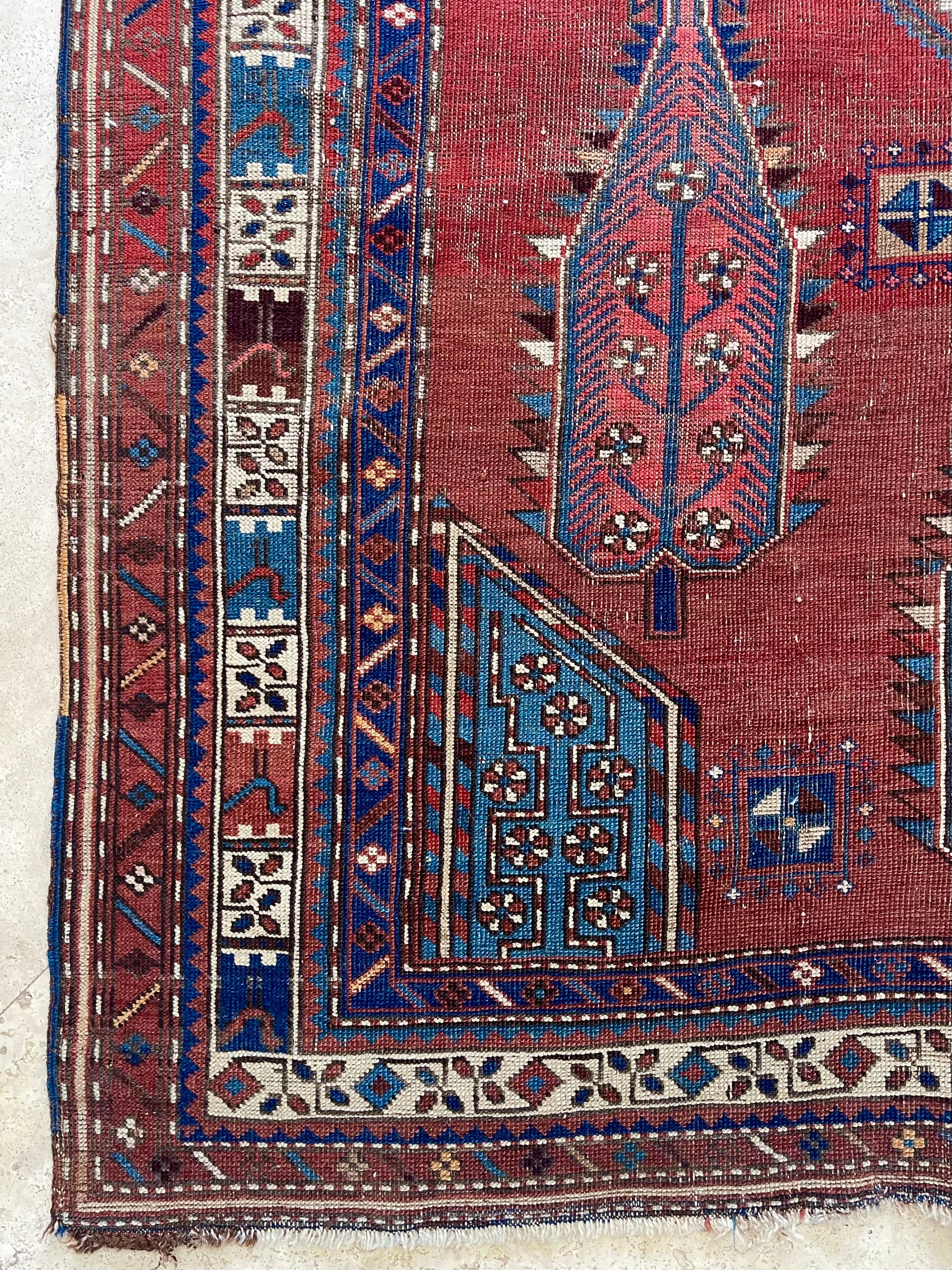 Alfombra geométrica antigua Kazak Tribal en venta