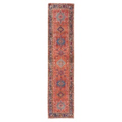 Long tapis de couloir persan géométrique noué à la main Heriz rouge, bleu et sarcelle