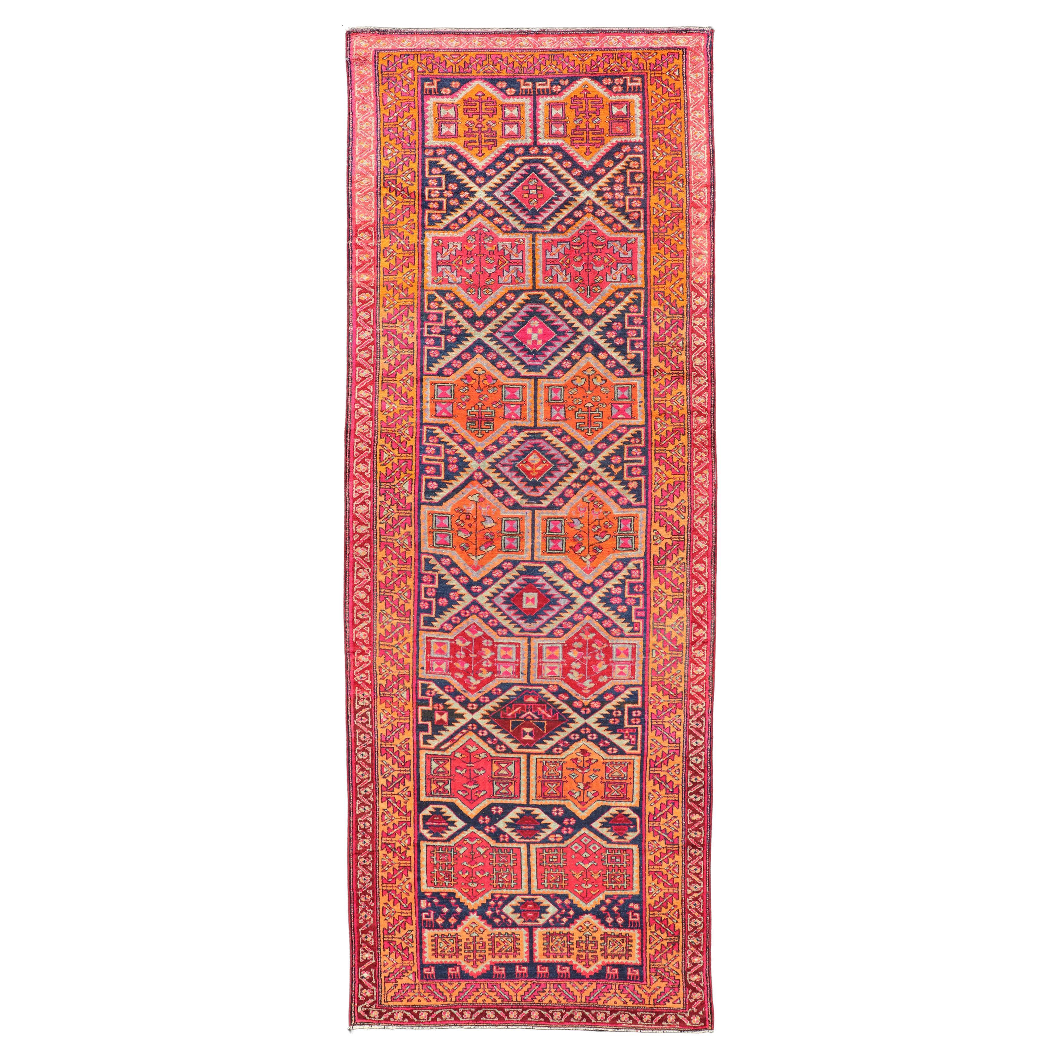 Tapis de galerie Karajeh ancien noué à la main en laine avec motif géométrique sur toute sa surface