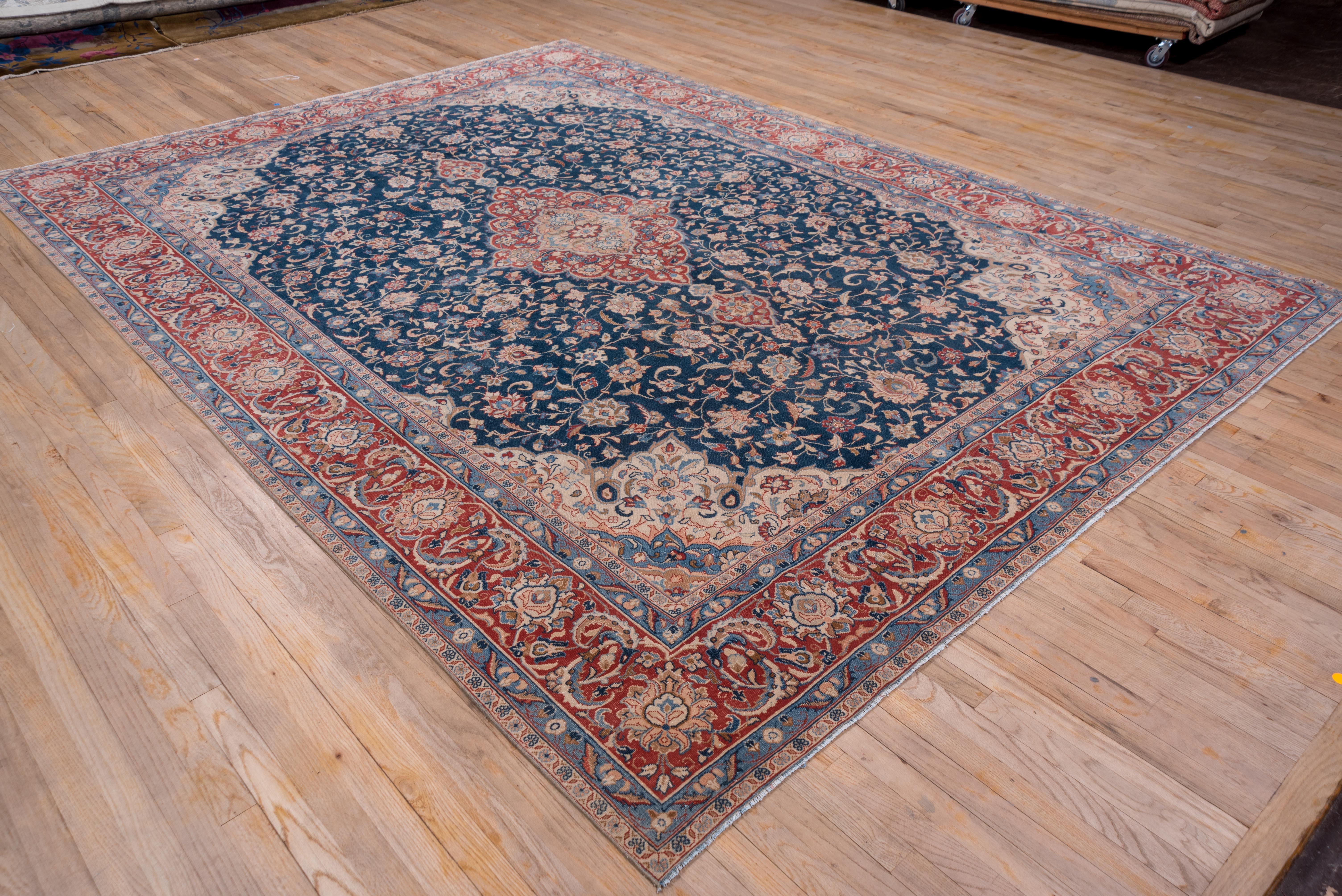 Antiker handgeknüpfter Kashan-Teppich - Klassisches persisches Medaillon-Design im Zustand „Gut“ im Angebot in New York, NY
