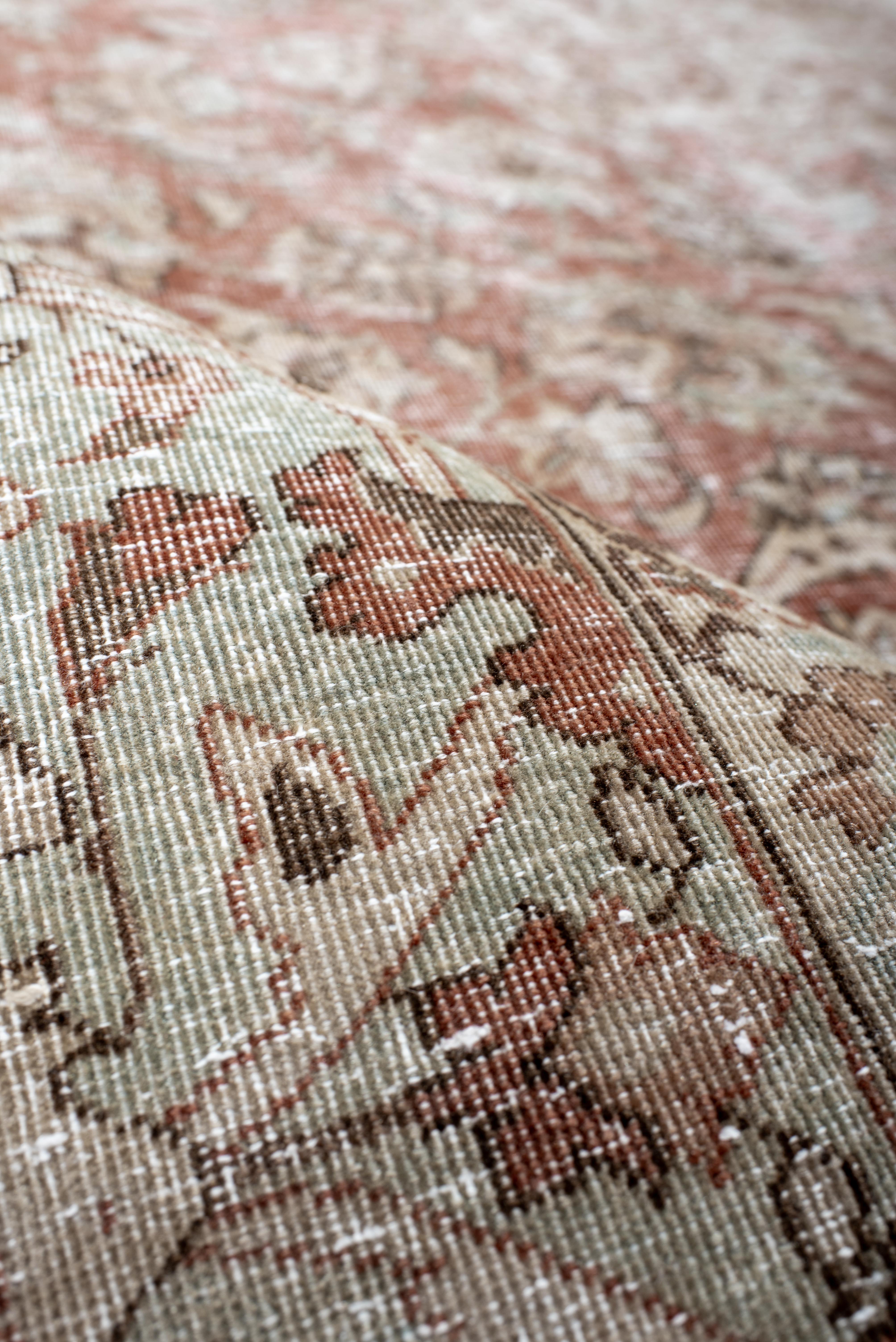 Antique Hand-Knotted Kashan Rug – Persian Medallion Elegance In Good Condition For Sale In New York, NY