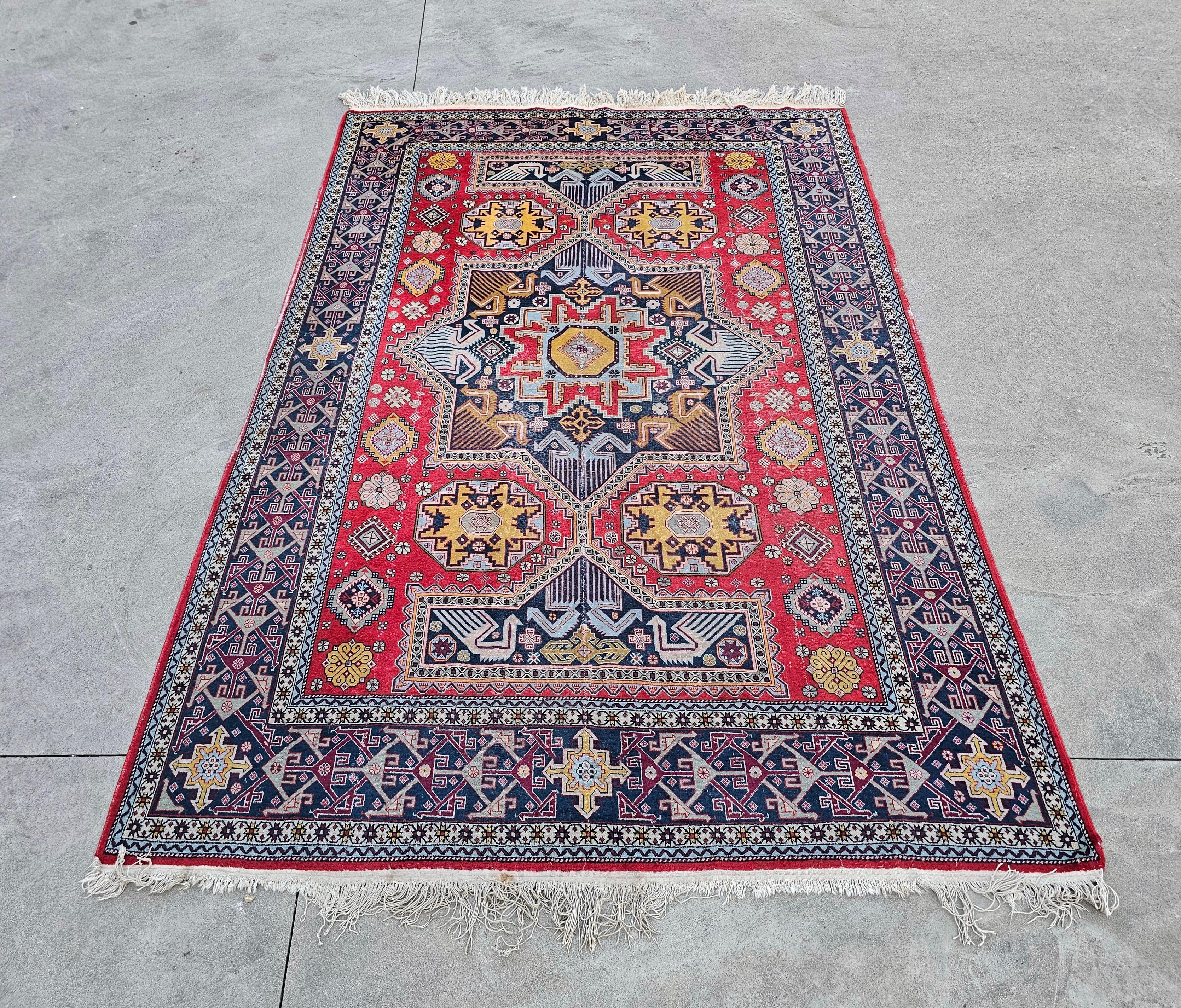 In diesem Angebot finden Sie einen antiken Kazak-Teppich mit geometrischen Mustern und leuchtenden Farben. Es wurde in afghanischen Stämmen im ersten Jahrzehnt des 20. Jahrhunderts handgeknüpft. Der Teppich ist aus 100 % Wolle gefertigt.

Der