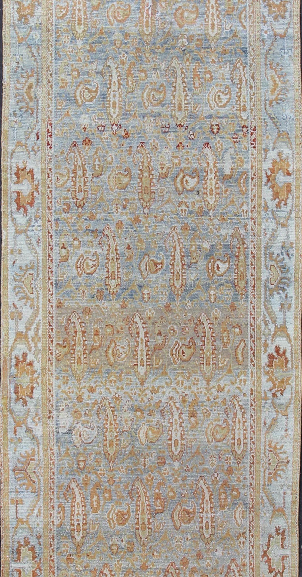 Antigua alfombra kurda anudada a mano en tonos suaves de azul, verde suave y naranja Persa en venta
