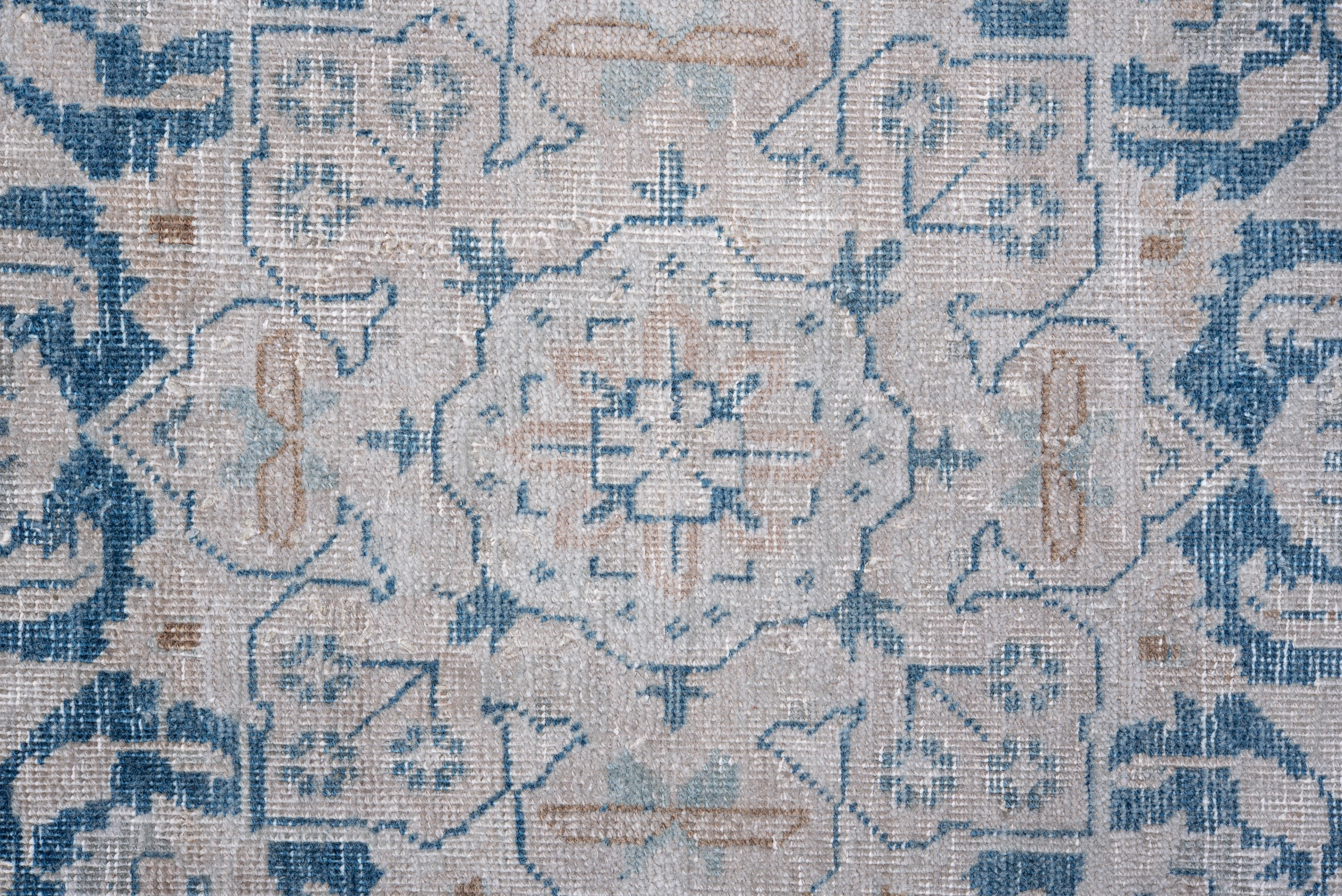 Antiker handgeknüpfter Maschenteppich - persisches blaues Medaillon-Design (Wolle) im Angebot