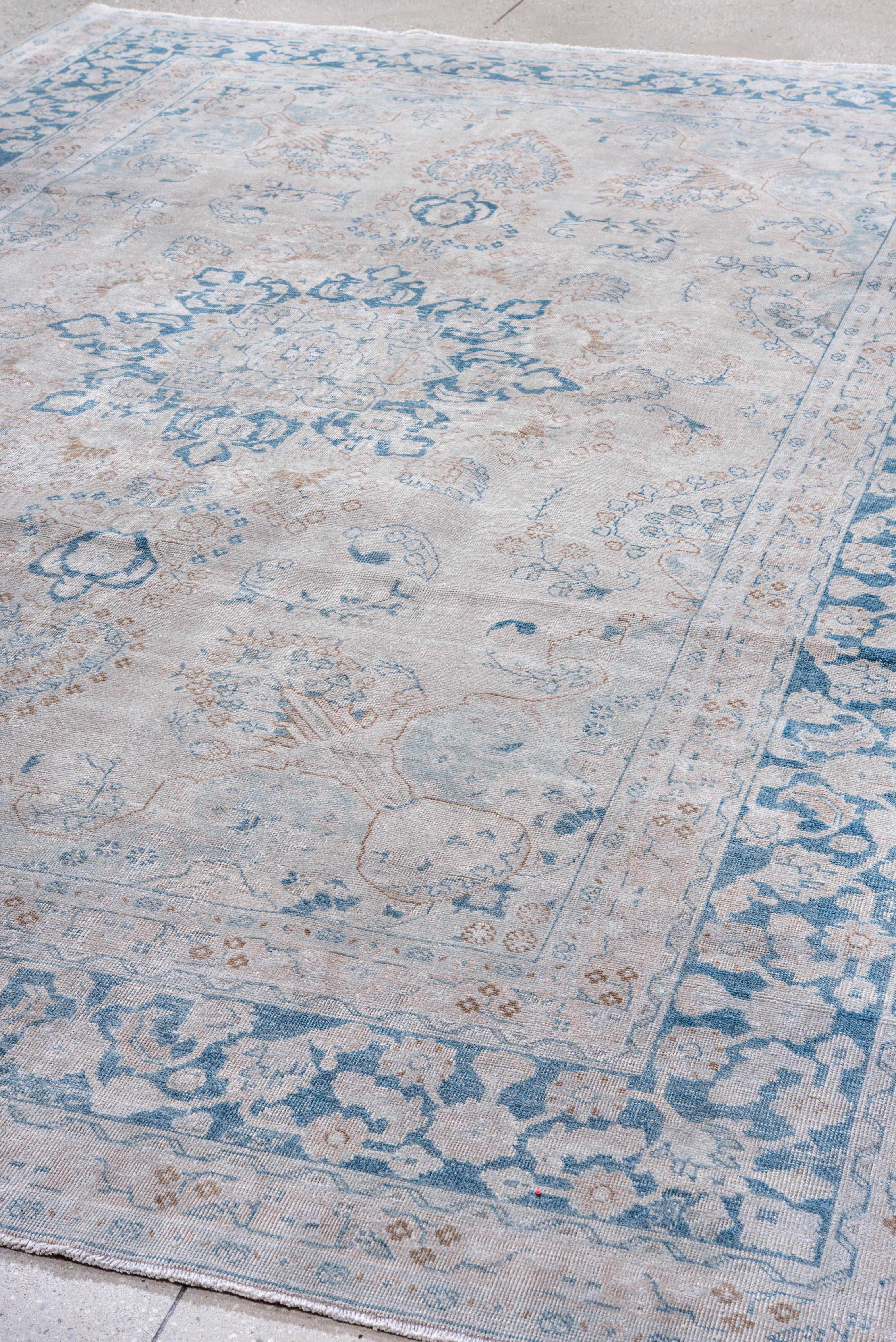 Antiker handgeknüpfter Maschenteppich - persisches blaues Medaillon-Design im Angebot 1