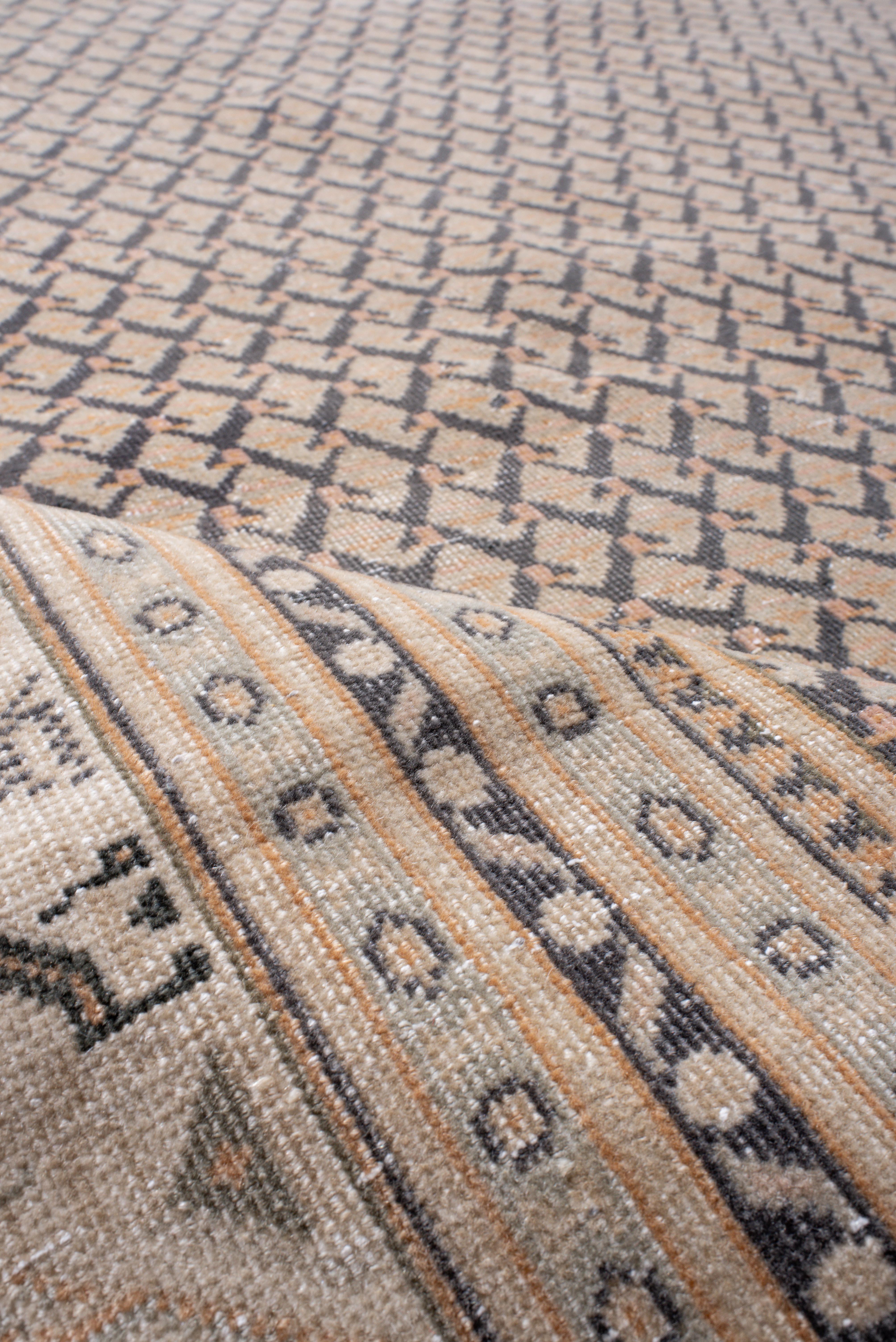 Dieser antike Mir-Teppich zeichnet sich durch ein kompliziertes, sich wiederholendes Herati-Muster aus, das kunstvoll in einer raffinierten Farbpalette aus tiefem Marineblau, warmem Taupe und Elfenbein gewebt wurde. Das feine Gitterwerk aus