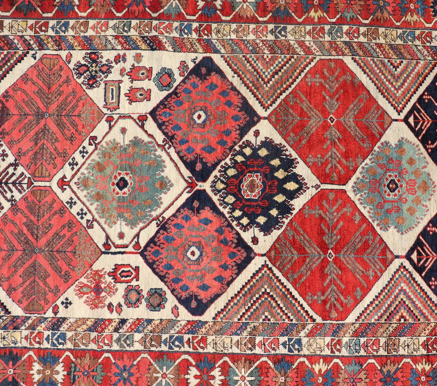 Antique Hand-Knotted Persian Bakhtiari Gallery Rug in Wool with Diamond Design For Sale 5