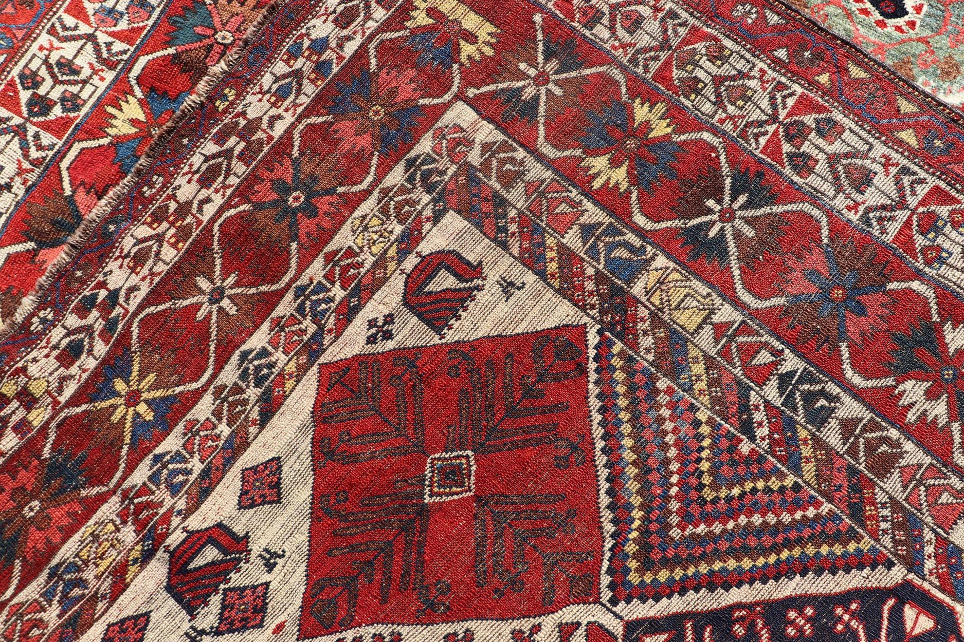 Antique Hand-Knotted Persian Bakhtiari Gallery Rug in Wool with Diamond Design For Sale 7