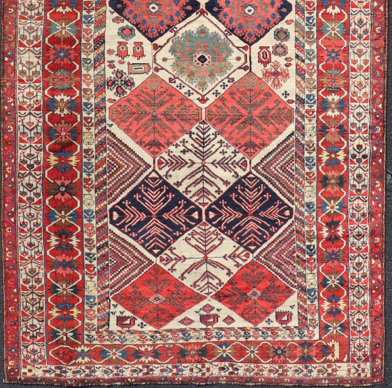 Antique Hand-Knotted Persian Bakhtiari Gallery Rug in Wool with Diamond Design In Good Condition For Sale In Atlanta, GA