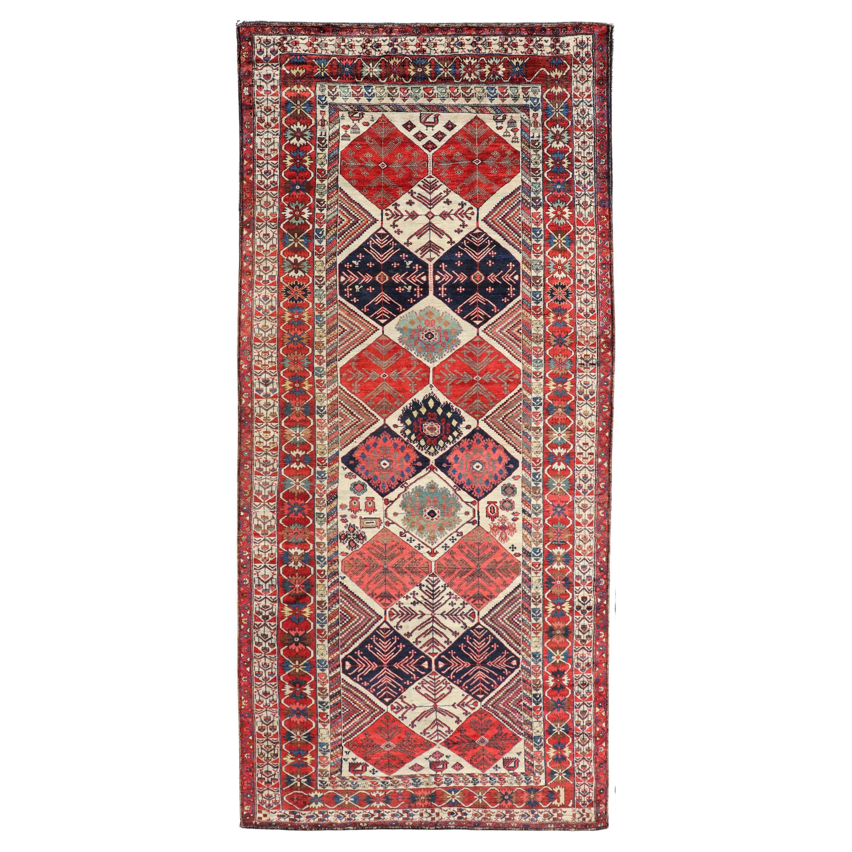 Tapis persan Bakhtiari ancien noué à la main en laine avec motif de diamants