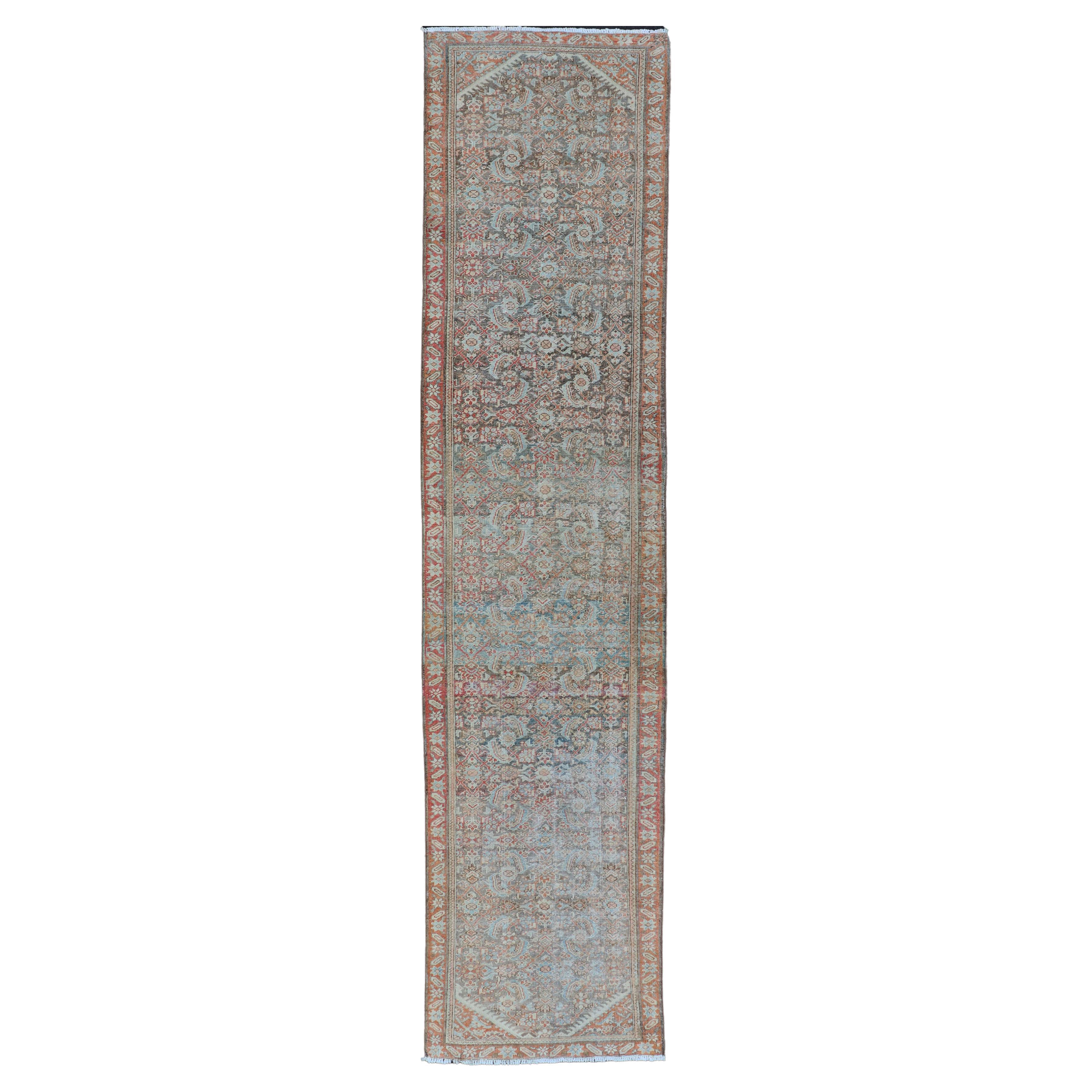 Tapis de couloir persan ancien noué à la main Hamadan avec grand motif de médaillon