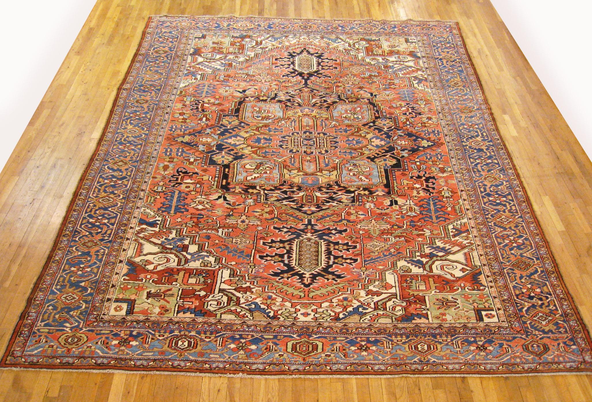 Antiker handgeknüpfter persischer Heriz- Orientalischer Teppich aus Heriz

Ein einzigartiger antiker persischer Heriz-Orientalteppich, handgeknüpft mit mitteldickem Wollflor. Mit einem zentralen Medaillon-Motiv auf dem korallenroten Hauptfeld und