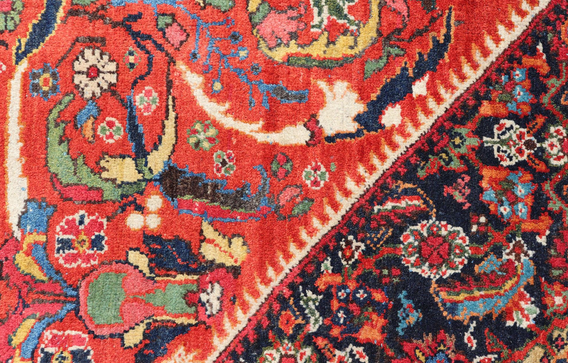 Antiker persischer Sultanabad-Mahal-Teppich mit All-Over-Design auf rotem Feld im Angebot 1