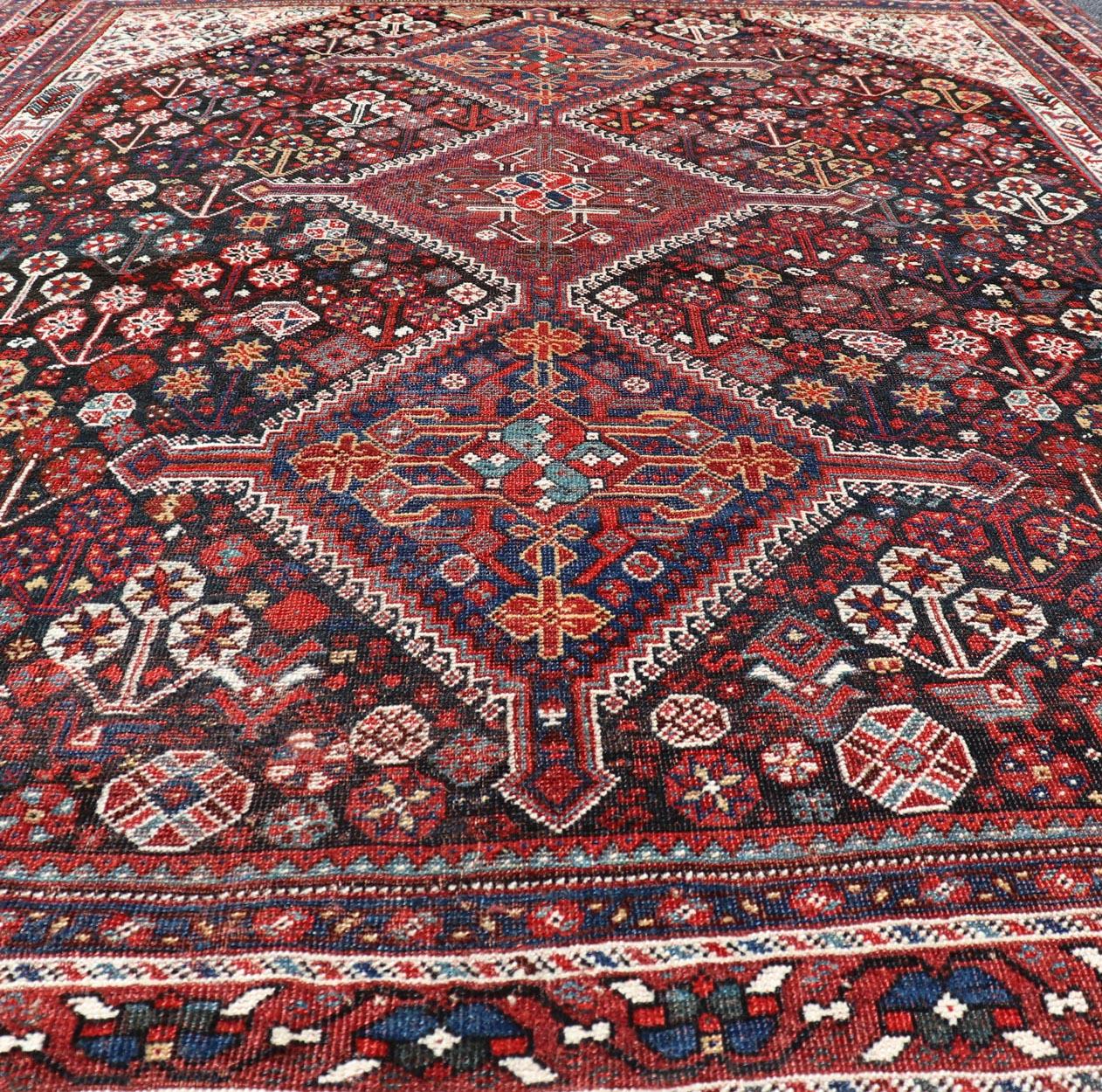 Tapis persan Qashqai ancien noué à la main en laine avec motif tribal sur toute sa surface en vente 3