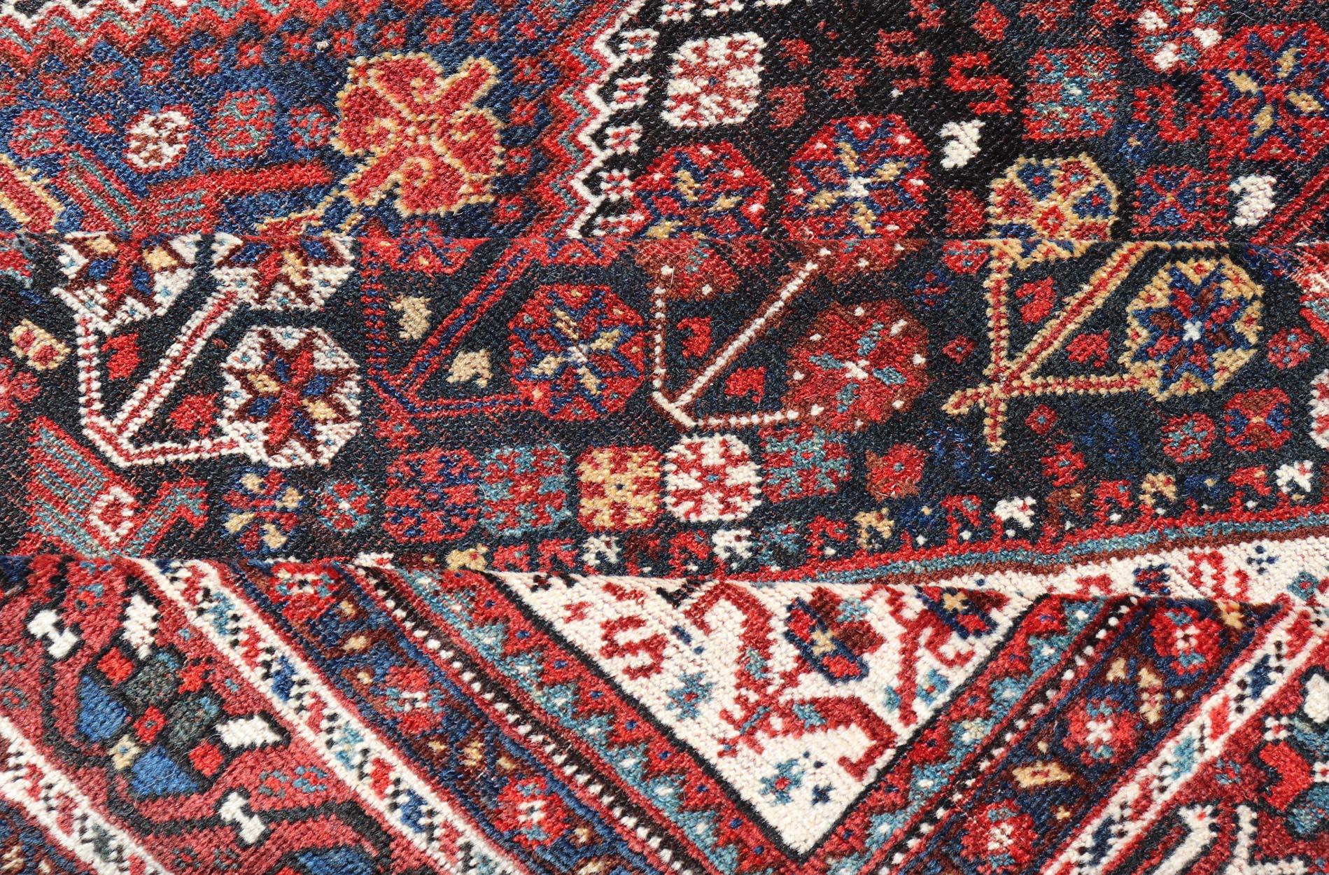 Tapis persan Qashqai ancien noué à la main en laine avec motif tribal sur toute sa surface en vente 4