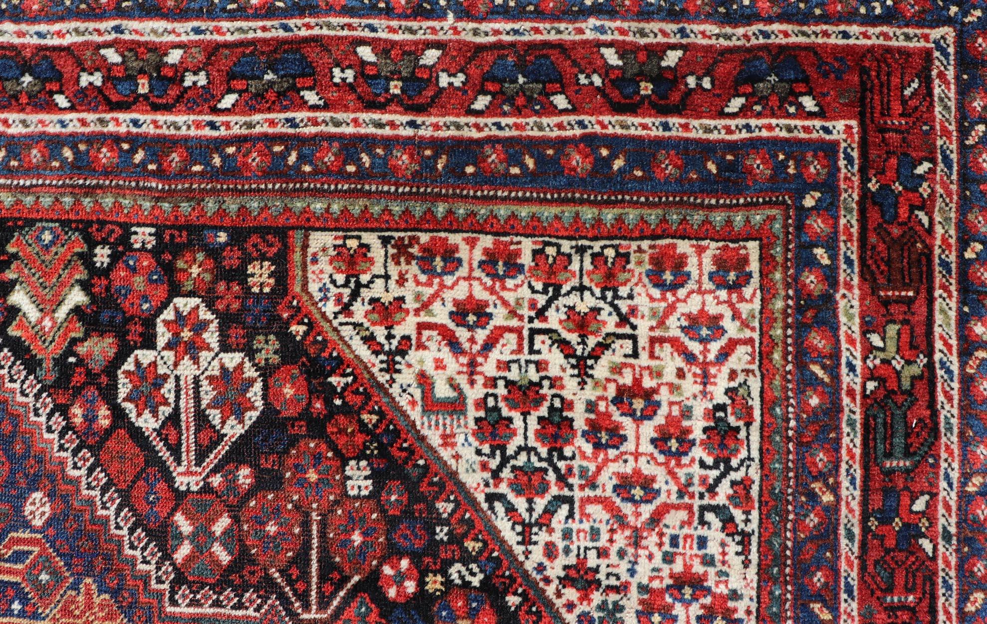 Noué à la main Tapis persan Qashqai ancien noué à la main en laine avec motif tribal sur toute sa surface en vente