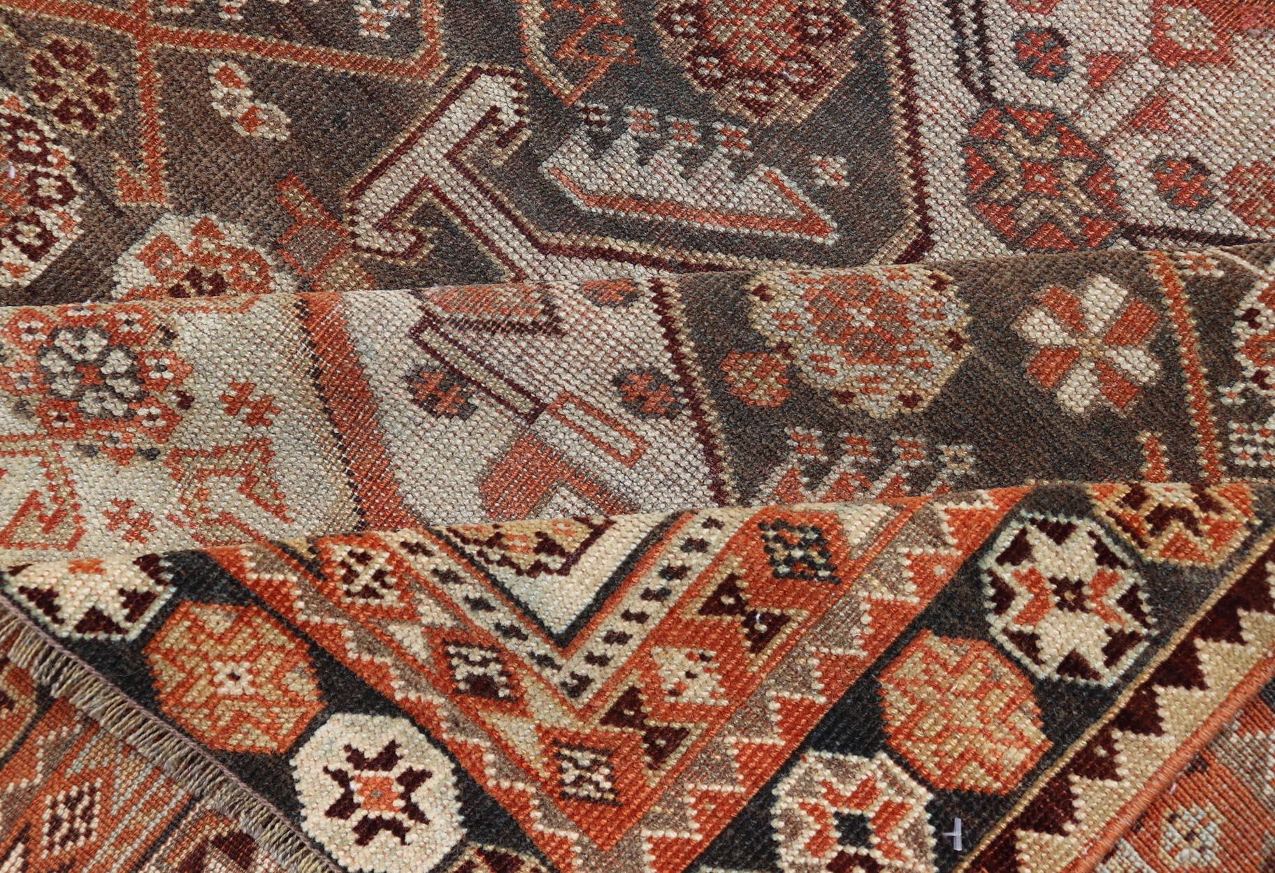 Shiraz persan ancien noué à la main en laine avec motif de médaillon sur toute sa surface en vente 3