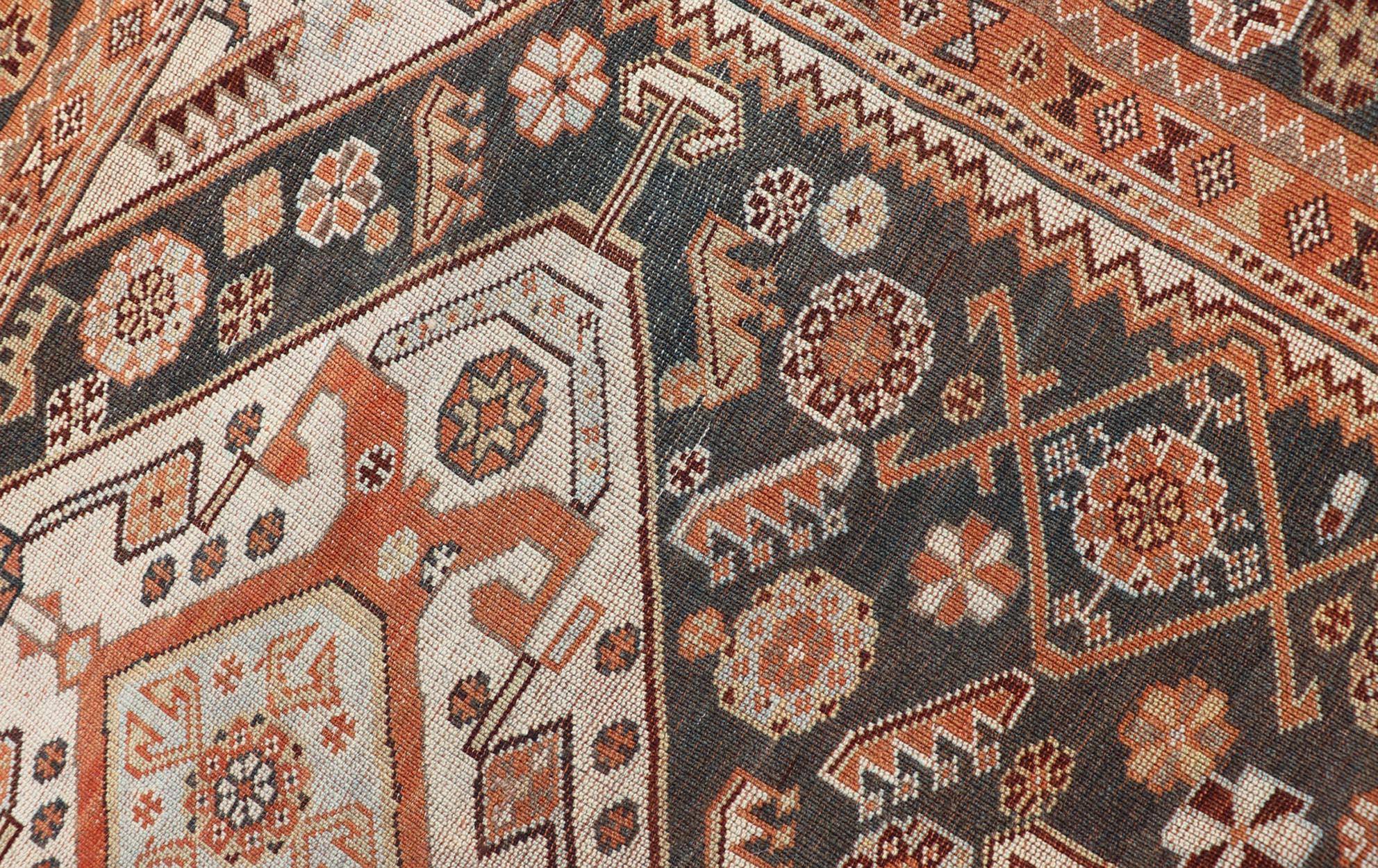 Shiraz persan ancien noué à la main en laine avec motif de médaillon sur toute sa surface en vente 4