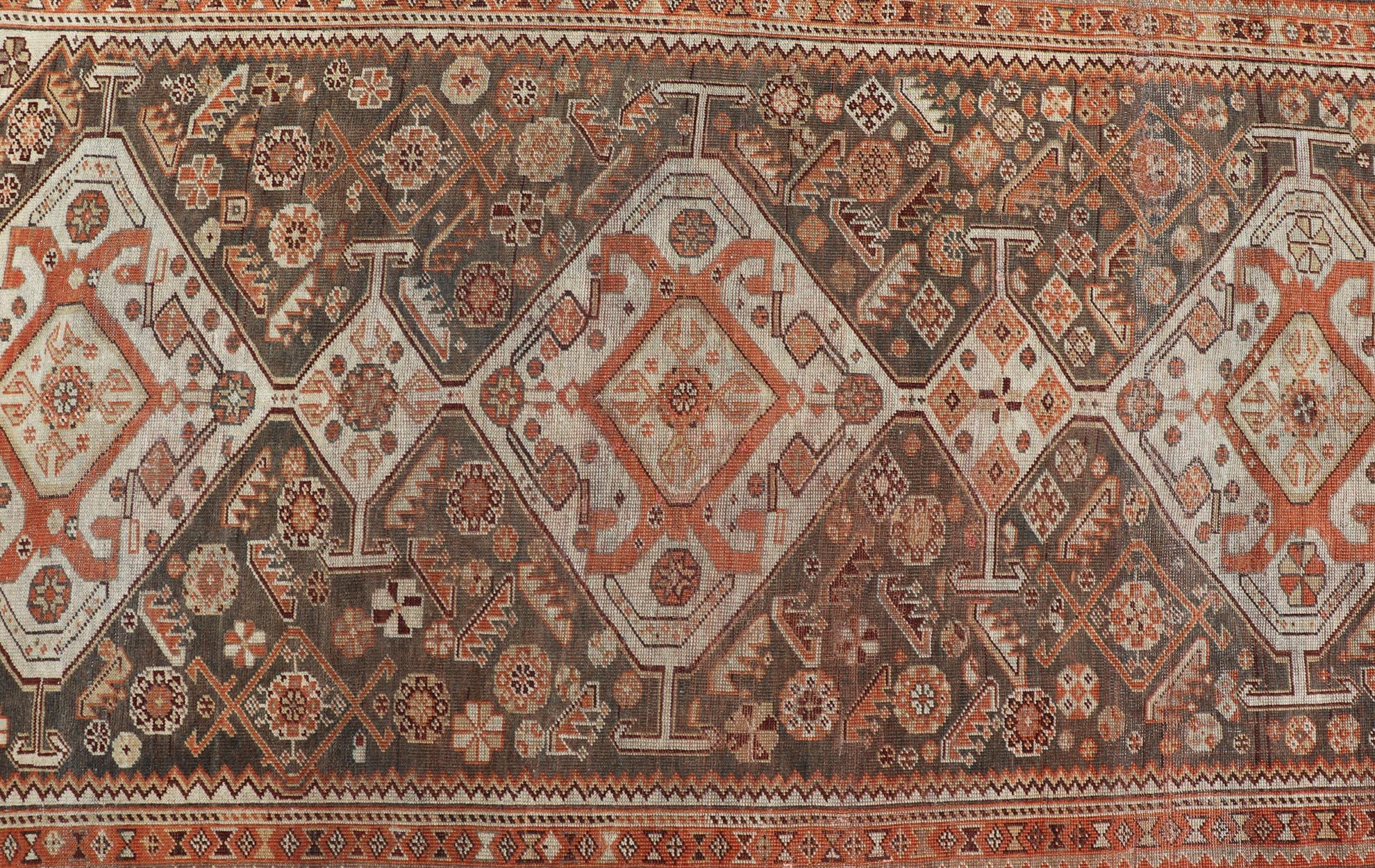 Tribal Shiraz persan ancien noué à la main en laine avec motif de médaillon sur toute sa surface en vente