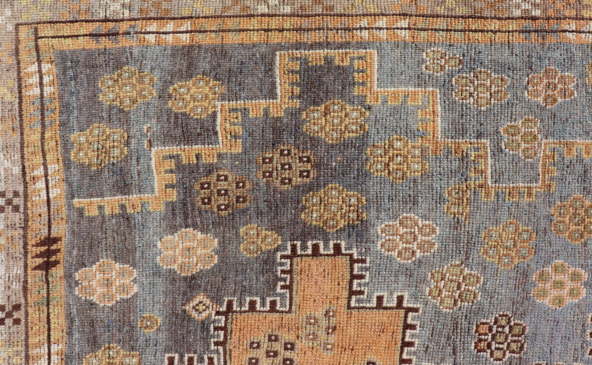 Antique Hand-Knotted Persian Shiraz in Wool with Sub-Geometric Medallion Design 6