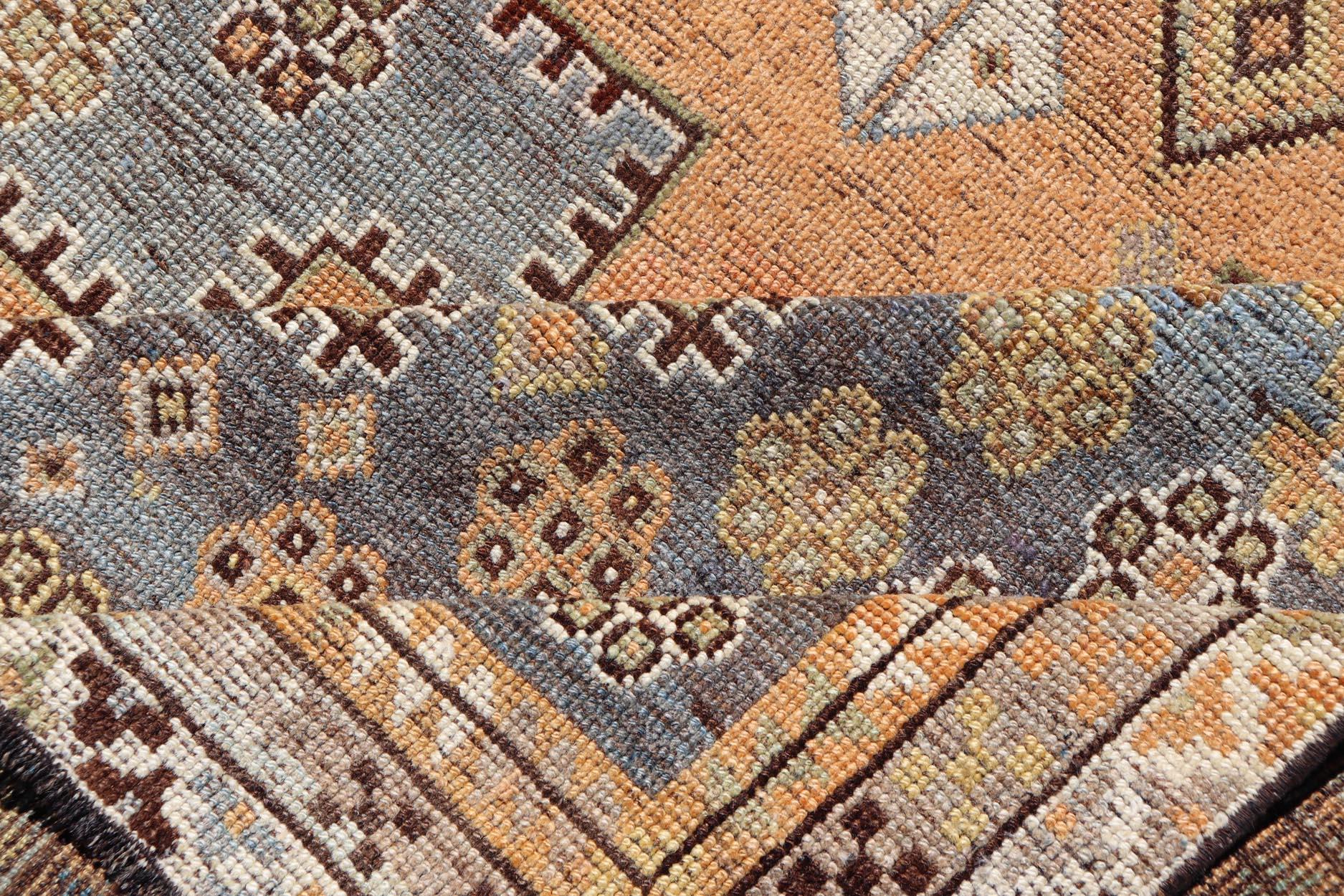 Antique Hand-Knotted Persian Shiraz in Wool with Sub-Geometric Medallion Design 9