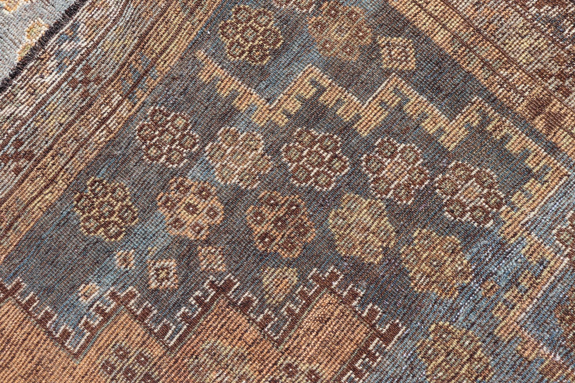 Antique Hand-Knotted Persian Shiraz in Wool with Sub-Geometric Medallion Design 10