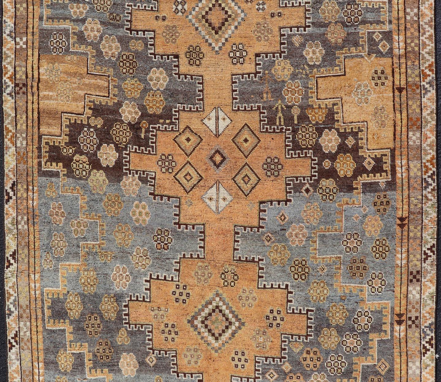 Antique Hand-Knotted Persian Shiraz in Wool with Sub-Geometric Medallion Design In Good Condition In Atlanta, GA