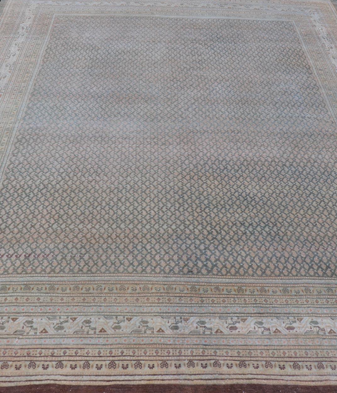 Tapis persan ancien noué à la main de Tabriz avec un design sur toute sa surface dans des tons sourds en vente 3