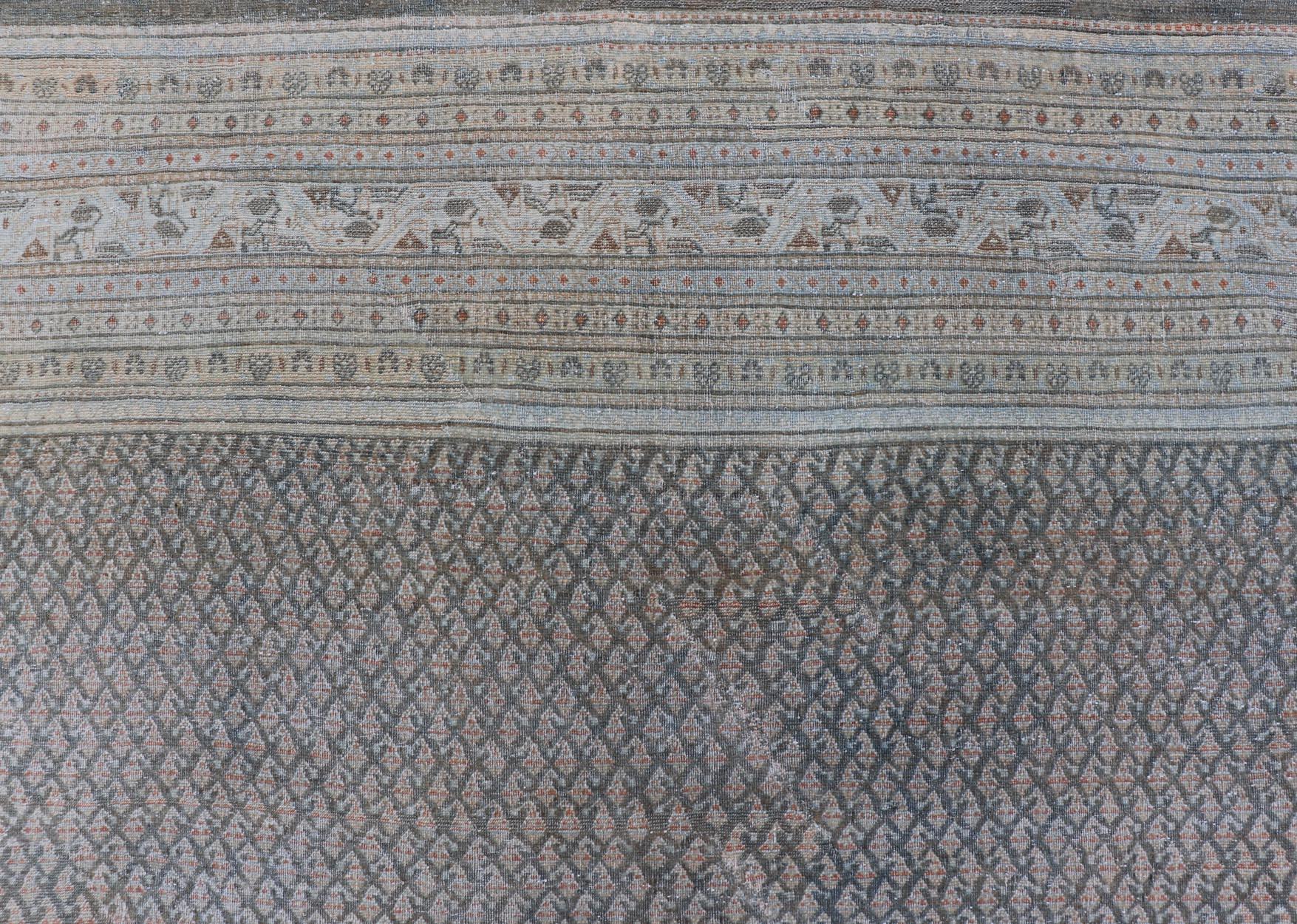 Tapis persan ancien noué à la main de Tabriz avec un design sur toute sa surface dans des tons sourds en vente 9